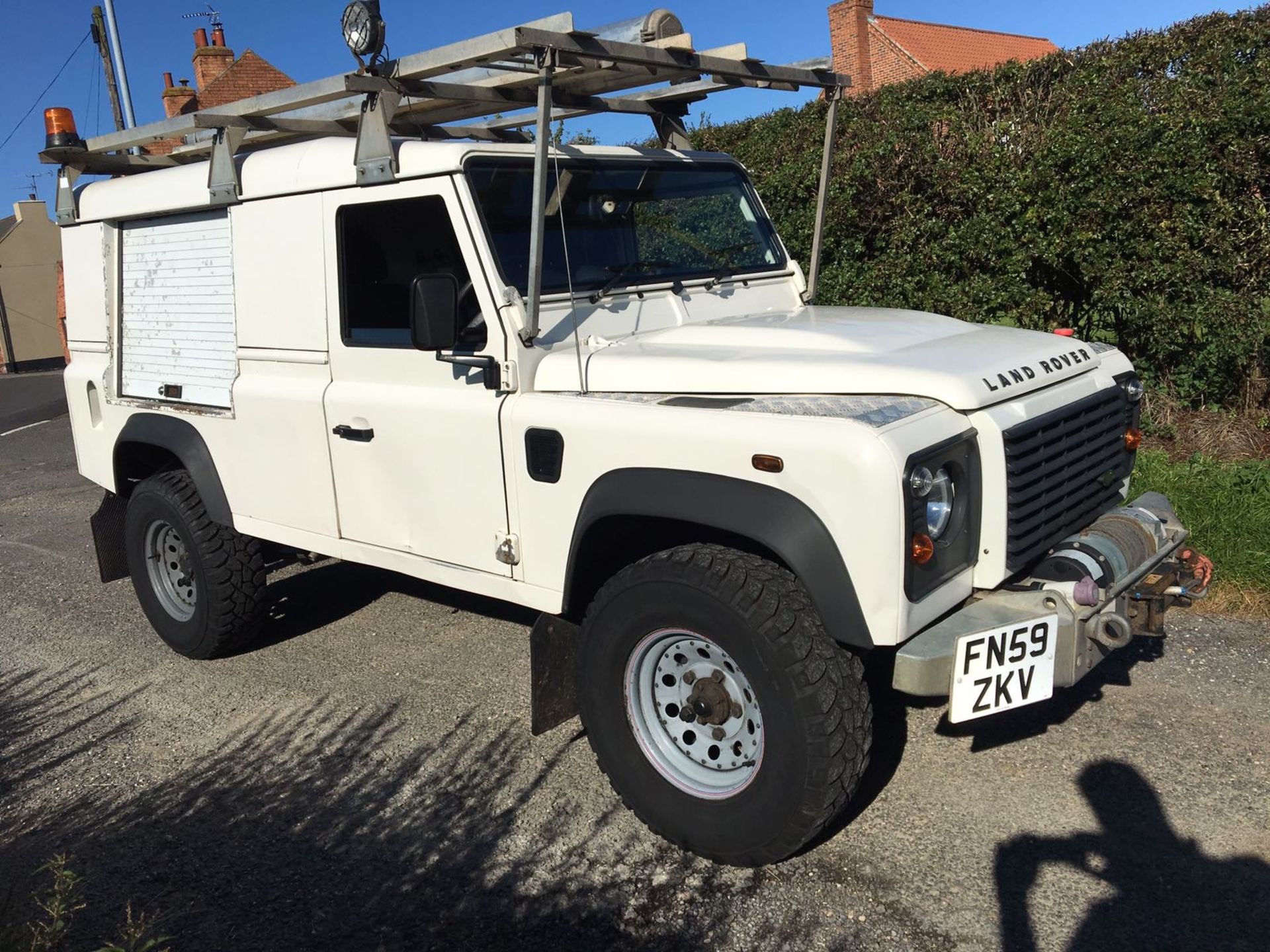 2009/59 REG WHITE LAND ROVER DEFENDER 110 HARD TOP, SHOWING 1 OWNER *NO VAT*