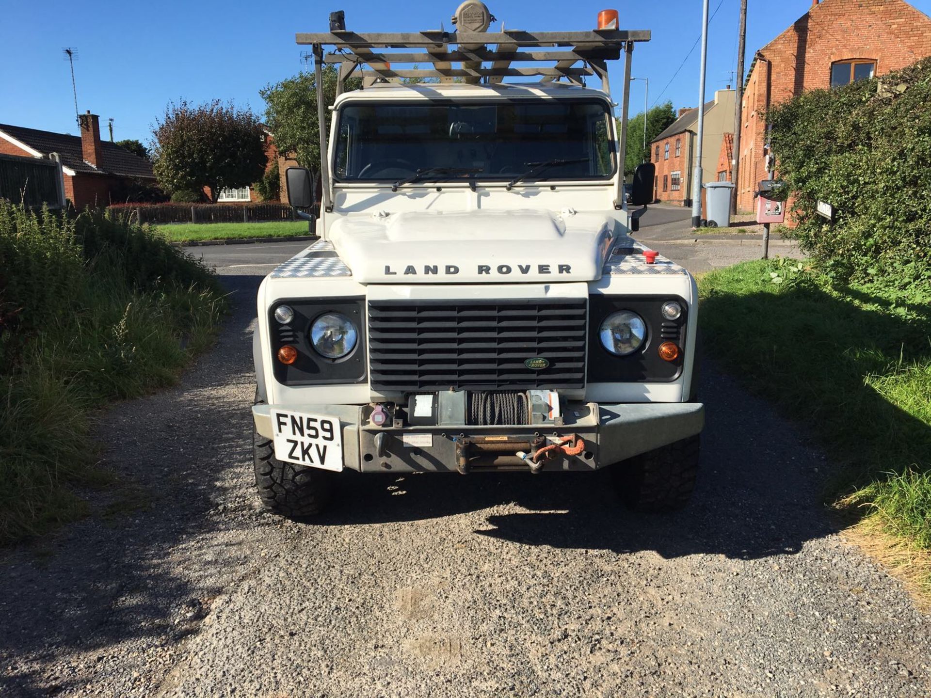 2009/59 REG WHITE LAND ROVER DEFENDER 110 HARD TOP, SHOWING 1 OWNER *NO VAT* - Image 2 of 10