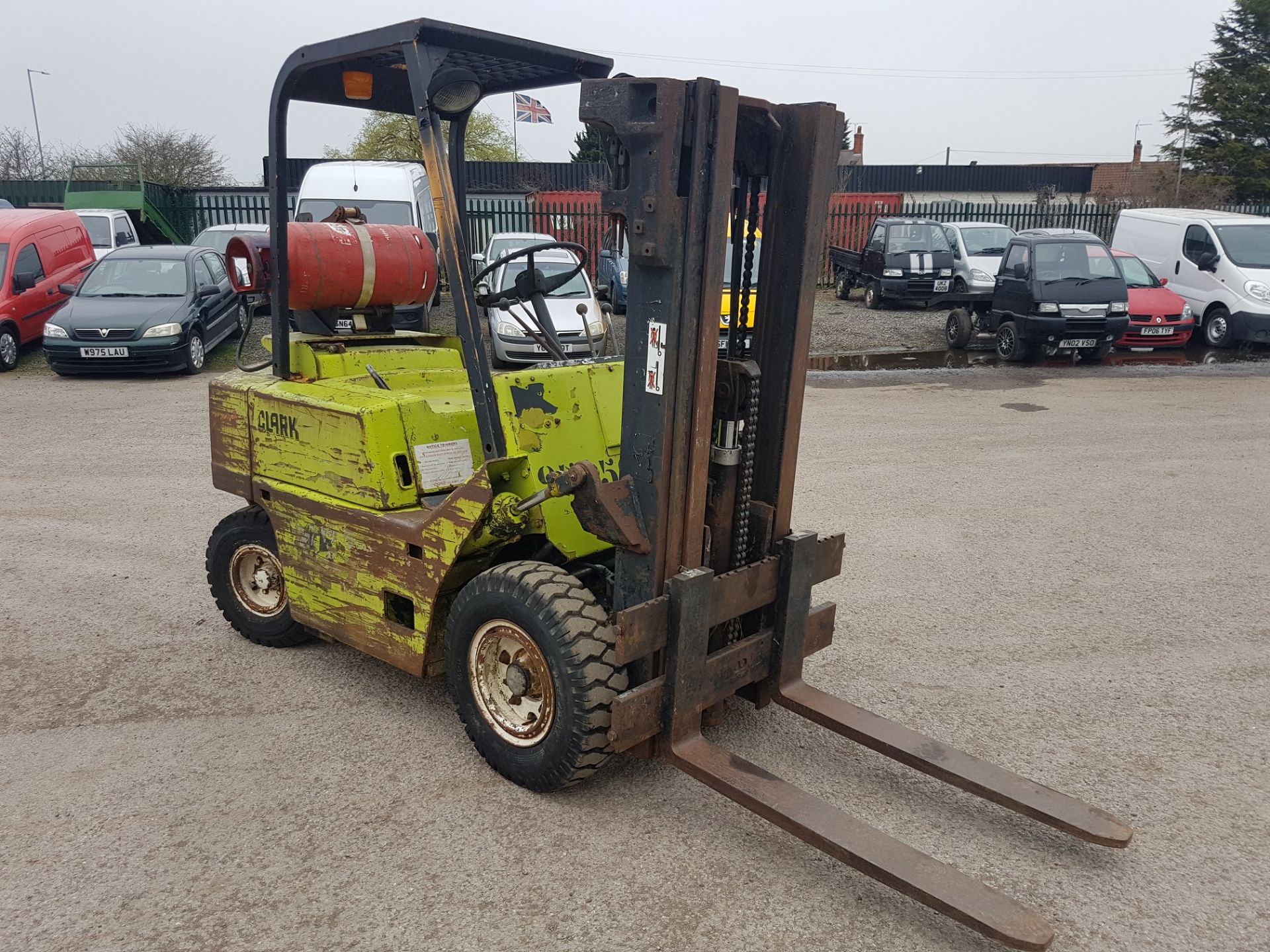 2.5 TONNE, CLARKE C500-Y50 GAS POWERED FORKLIFT, YEAR UNKNOWN    MAKE: CLARKE MODEL: C500Y50 YEAR: