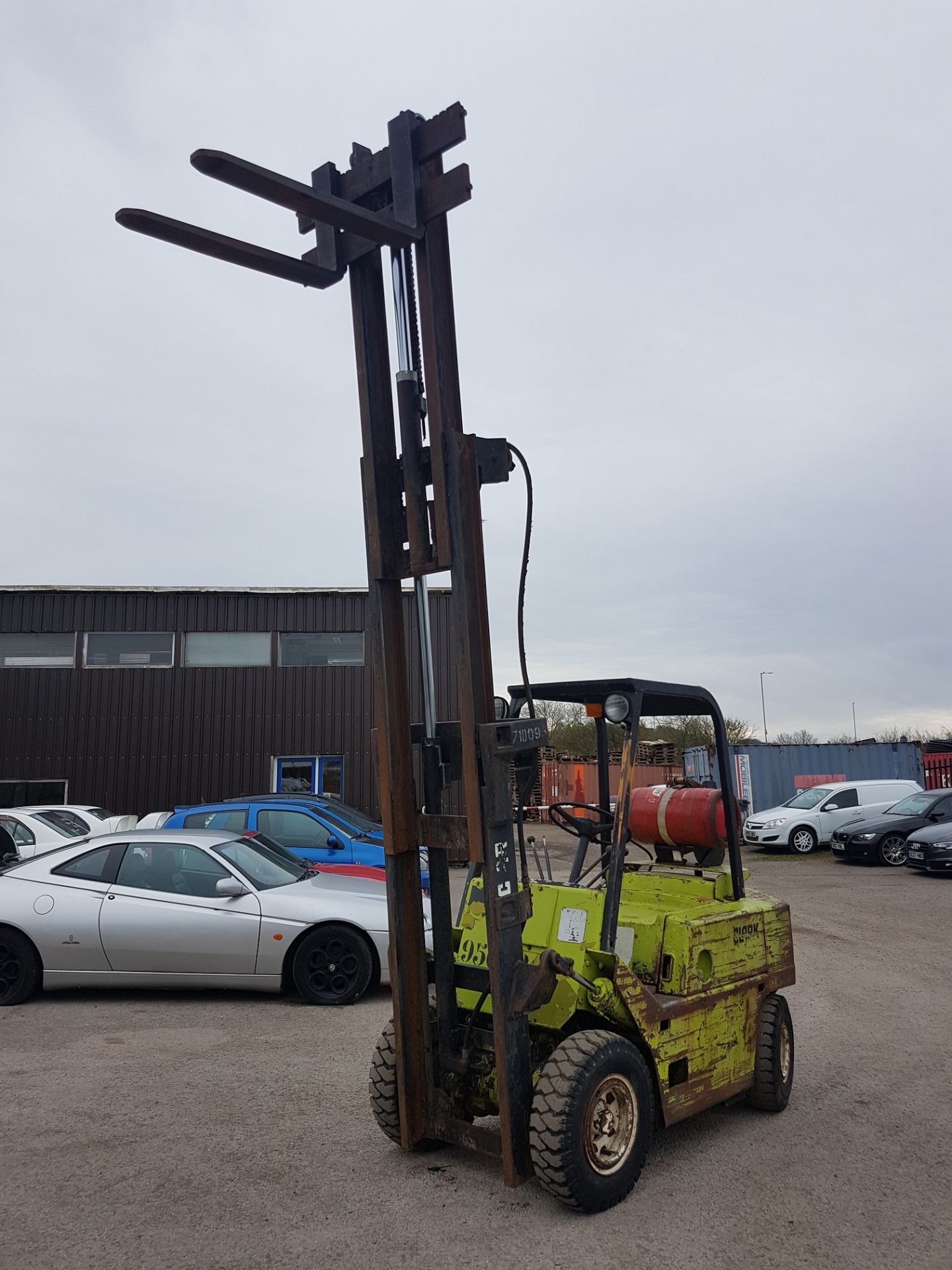 2.5 TONNE, CLARKE C500-Y50 GAS POWERED FORKLIFT, YEAR UNKNOWN    MAKE: CLARKE MODEL: C500Y50 YEAR: - Image 9 of 15