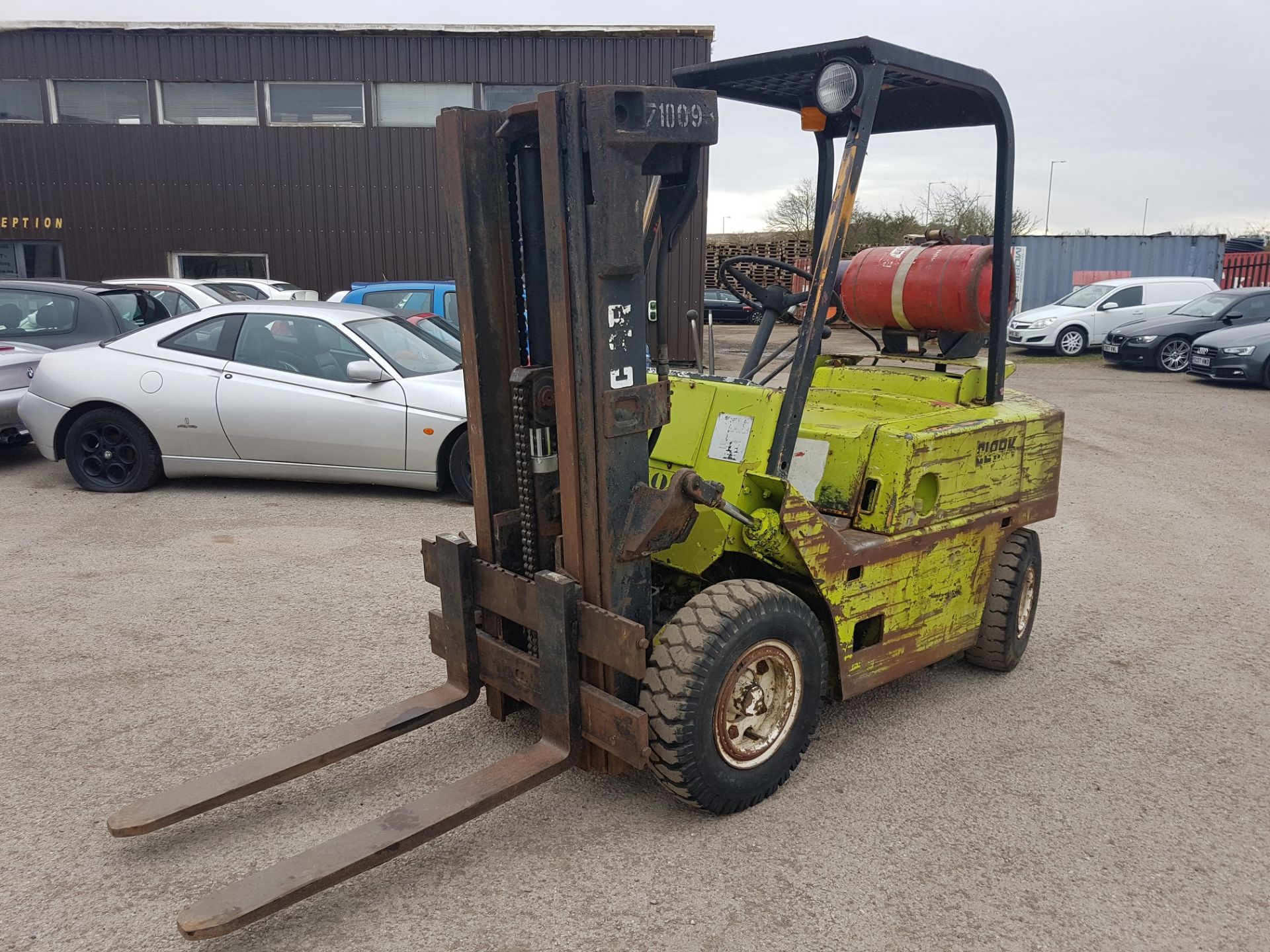 2.5 TONNE, CLARKE C500-Y50 GAS POWERED FORKLIFT, YEAR UNKNOWN    MAKE: CLARKE MODEL: C500Y50 YEAR: - Image 3 of 15