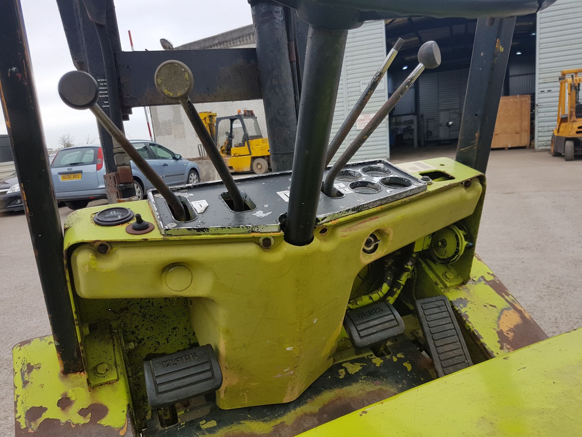 2.5 TONNE, CLARKE C500-Y50 GAS POWERED FORKLIFT, YEAR UNKNOWN    MAKE: CLARKE MODEL: C500Y50 YEAR: - Image 7 of 15