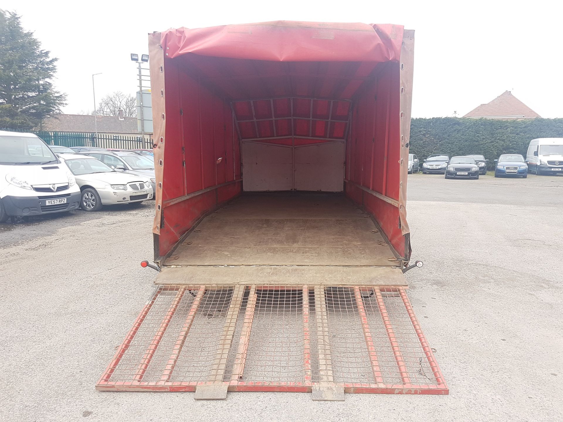 TRI-AXLE BEAVER-TAIL CAR TRANSPORTER COVERED TRAILER - 5.5 METRE BED LENGTH!  *PLUS VAT*   CAN FIT A - Image 3 of 14