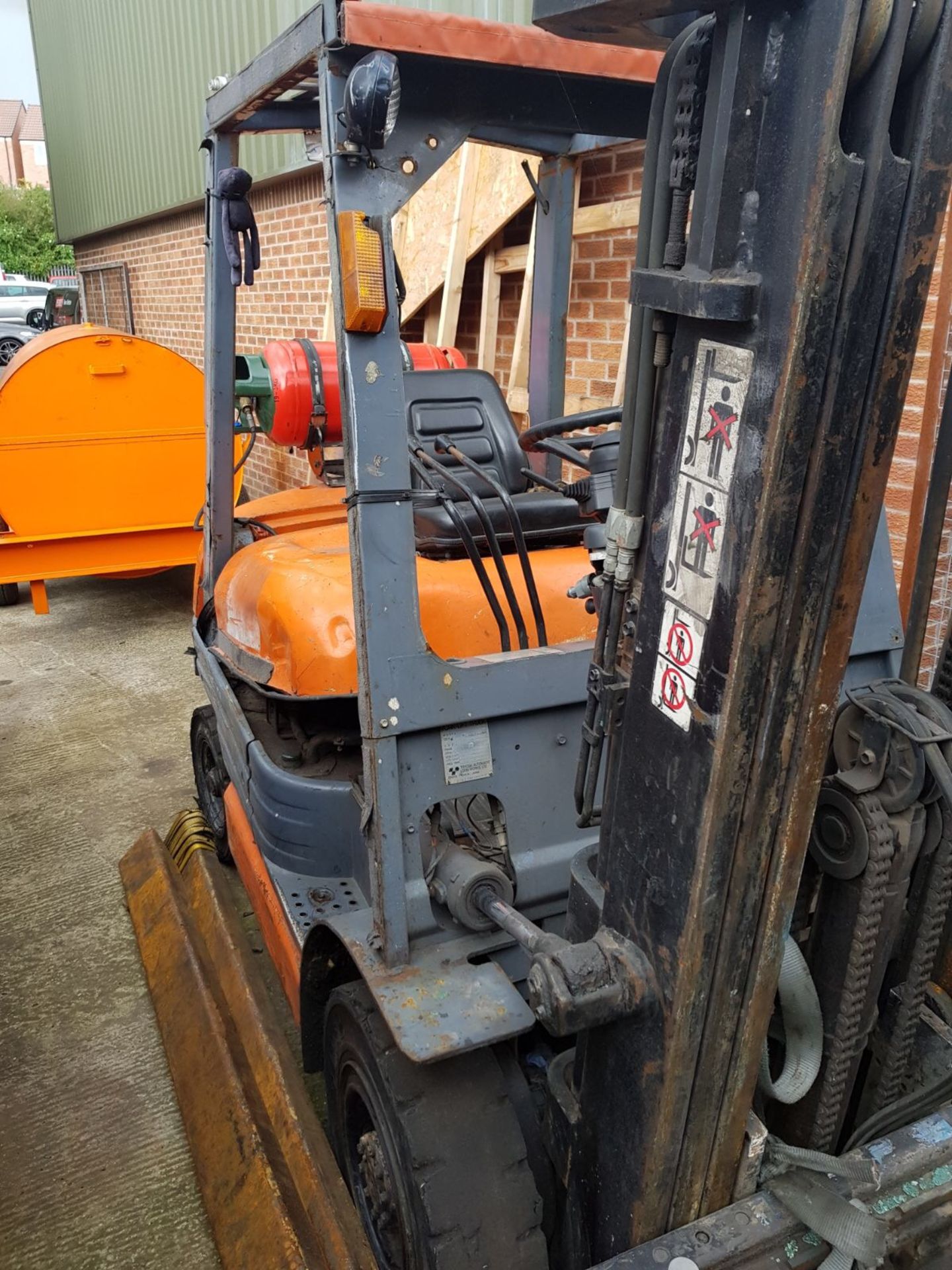 1994 TOYOTA FORKLIFT, NO KEYS, SPARES / REPAIRS, SECONDARY PUMP FAILURE *NO VAT* - Image 3 of 8