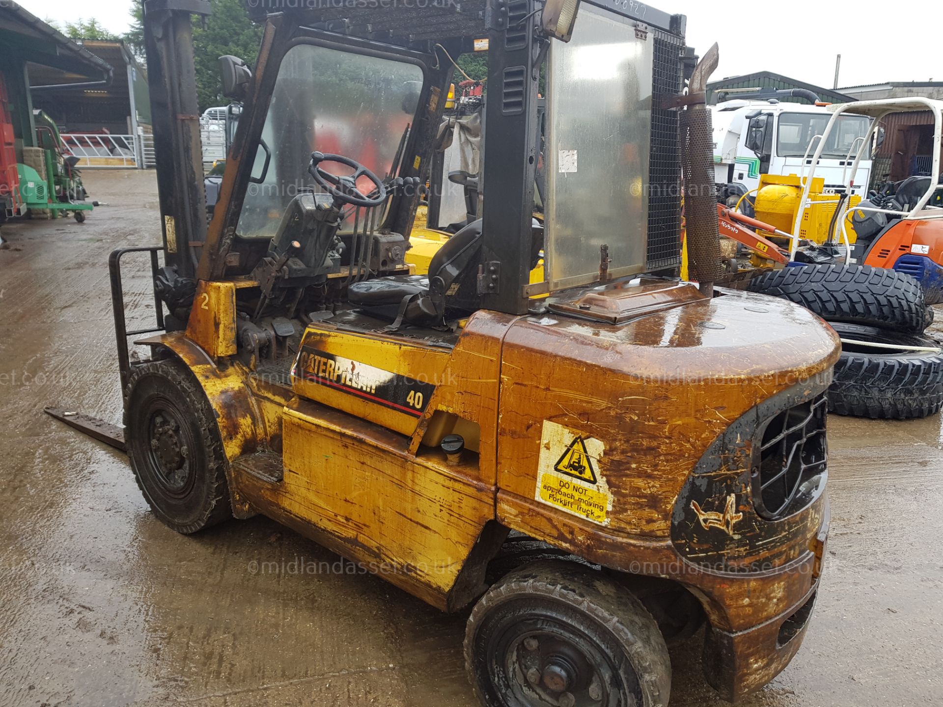 CATERPILLAR 40 DIESEL FORK TRUCK - Image 2 of 8