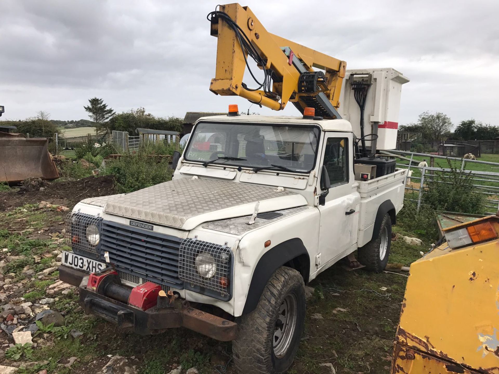 2003/03 REG WHITE LAND ROVER DEFENDER 110 4X4 TD5 WITH NIFTY LIFT CHERRY PICKER *PLUS VAT* - Image 3 of 5