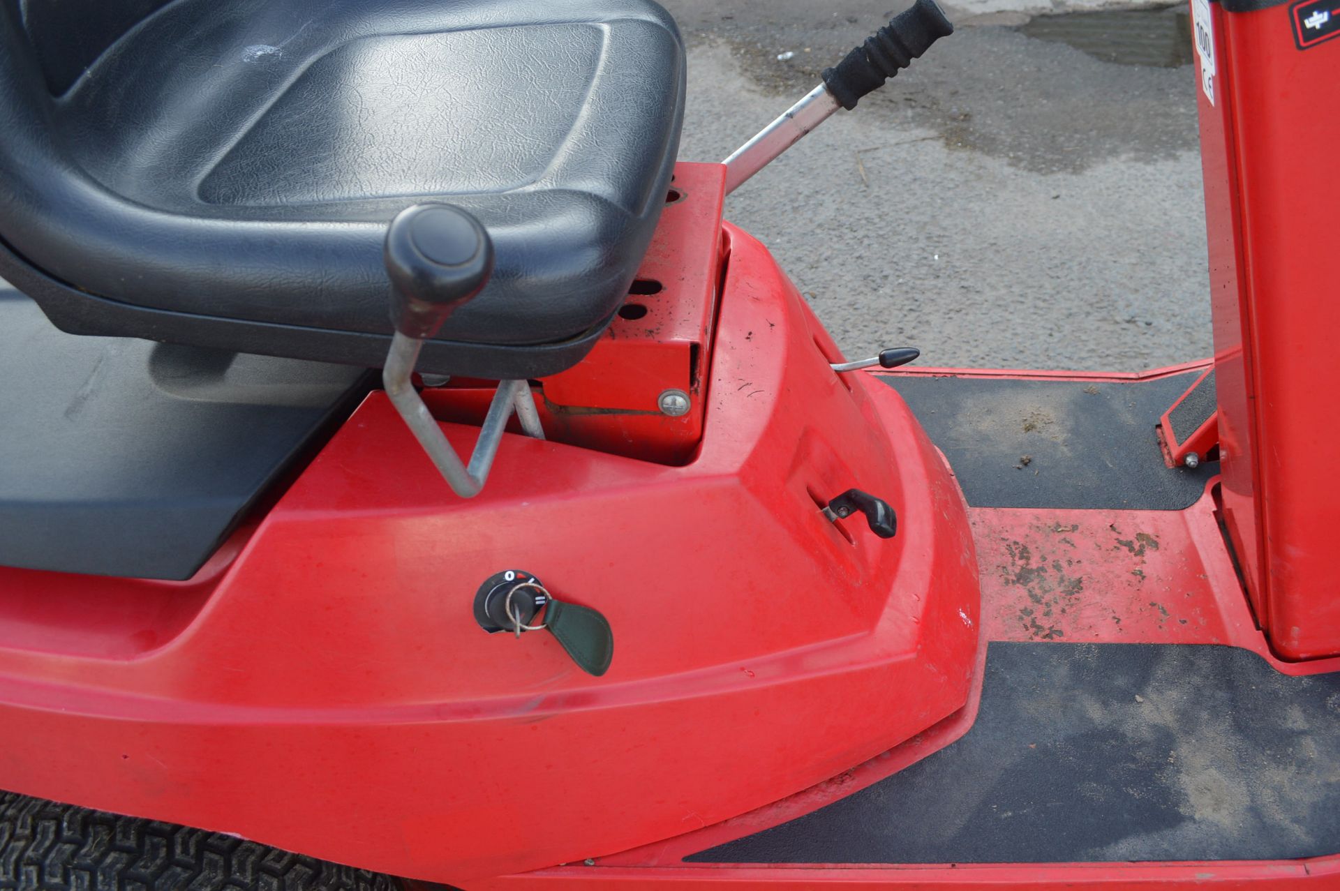 COUNTAX 30 RIDE-ON LAWN MOWER, KEYS PRESENT, STARTS RUNS & CUTS *NO VAT* - Image 7 of 11