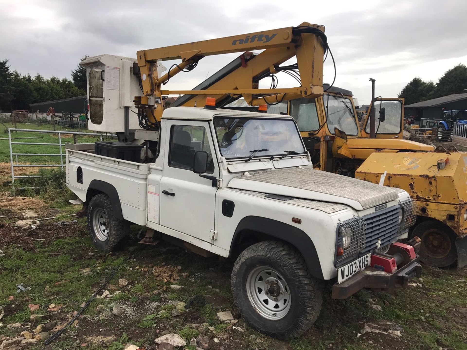 2003/03 REG WHITE LAND ROVER DEFENDER 110 4X4 TD5 WITH NIFTY LIFT CHERRY PICKER *PLUS VAT*