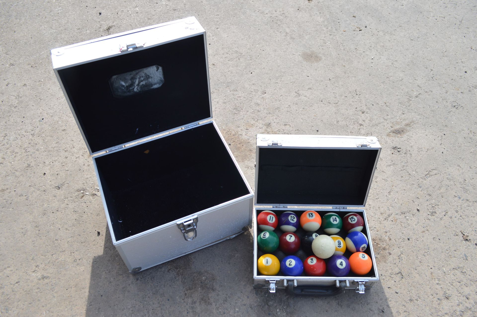 X16 POOL BALLS AND 2 CASES *NO VAT*