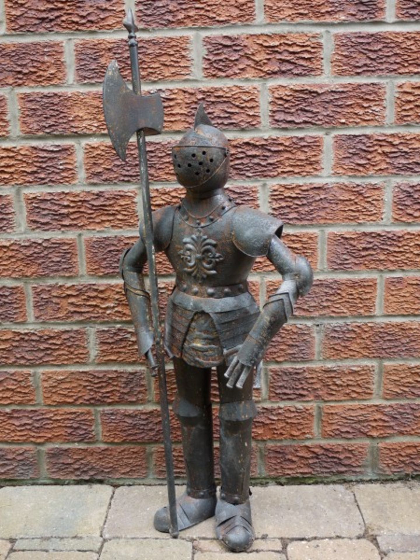 SMALL SIZE SUIT OF ARMOUR IN STEEL STATUE