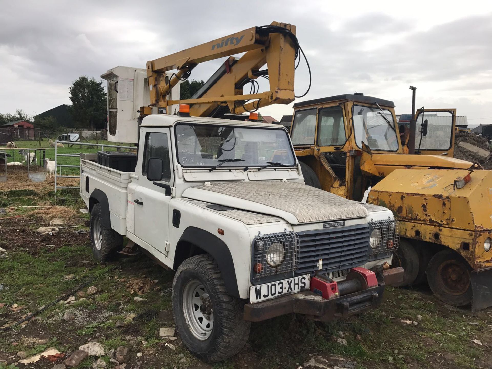 2003/03 REG WHITE LAND ROVER DEFENDER 110 4X4 TD5 WITH NIFTY LIFT CHERRY PICKER *PLUS VAT* - Image 2 of 5