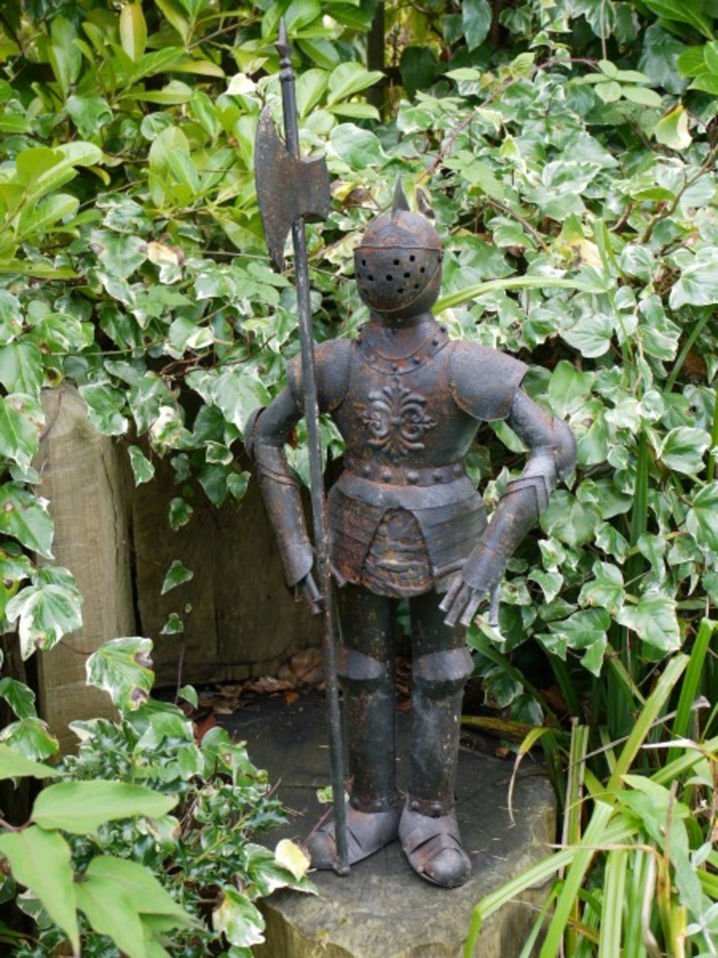 SMALL SIZE SUIT OF ARMOUR IN STEEL STATUE - Image 5 of 6