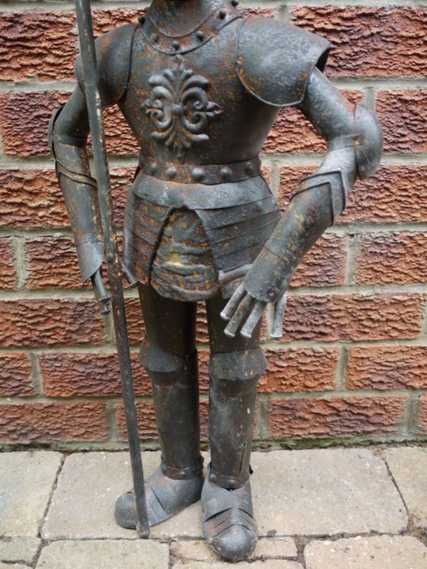 SMALL SIZE SUIT OF ARMOUR IN STEEL STATUE - Image 3 of 6