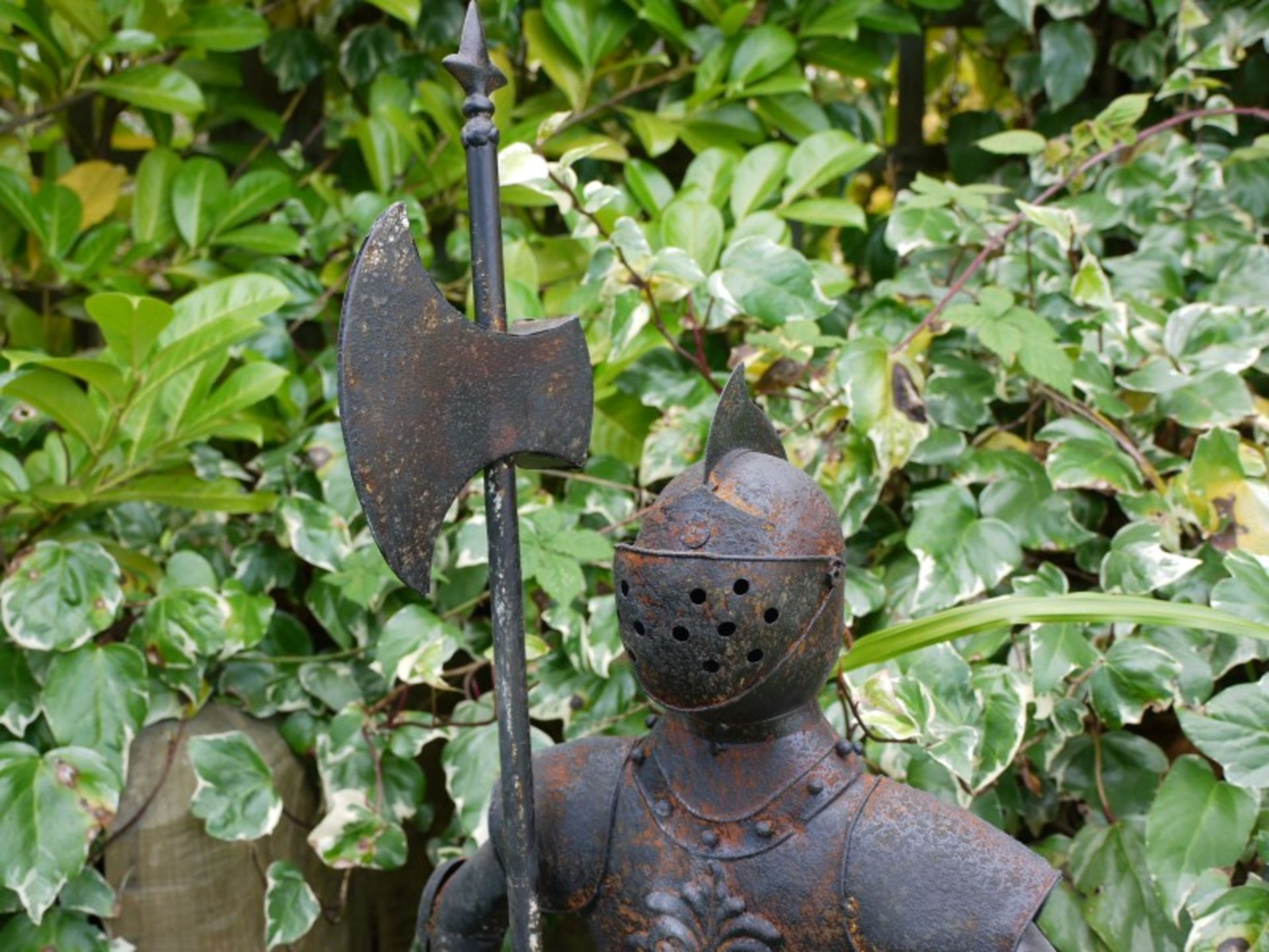 SMALL SIZE SUIT OF ARMOUR IN STEEL STATUE - Image 6 of 6