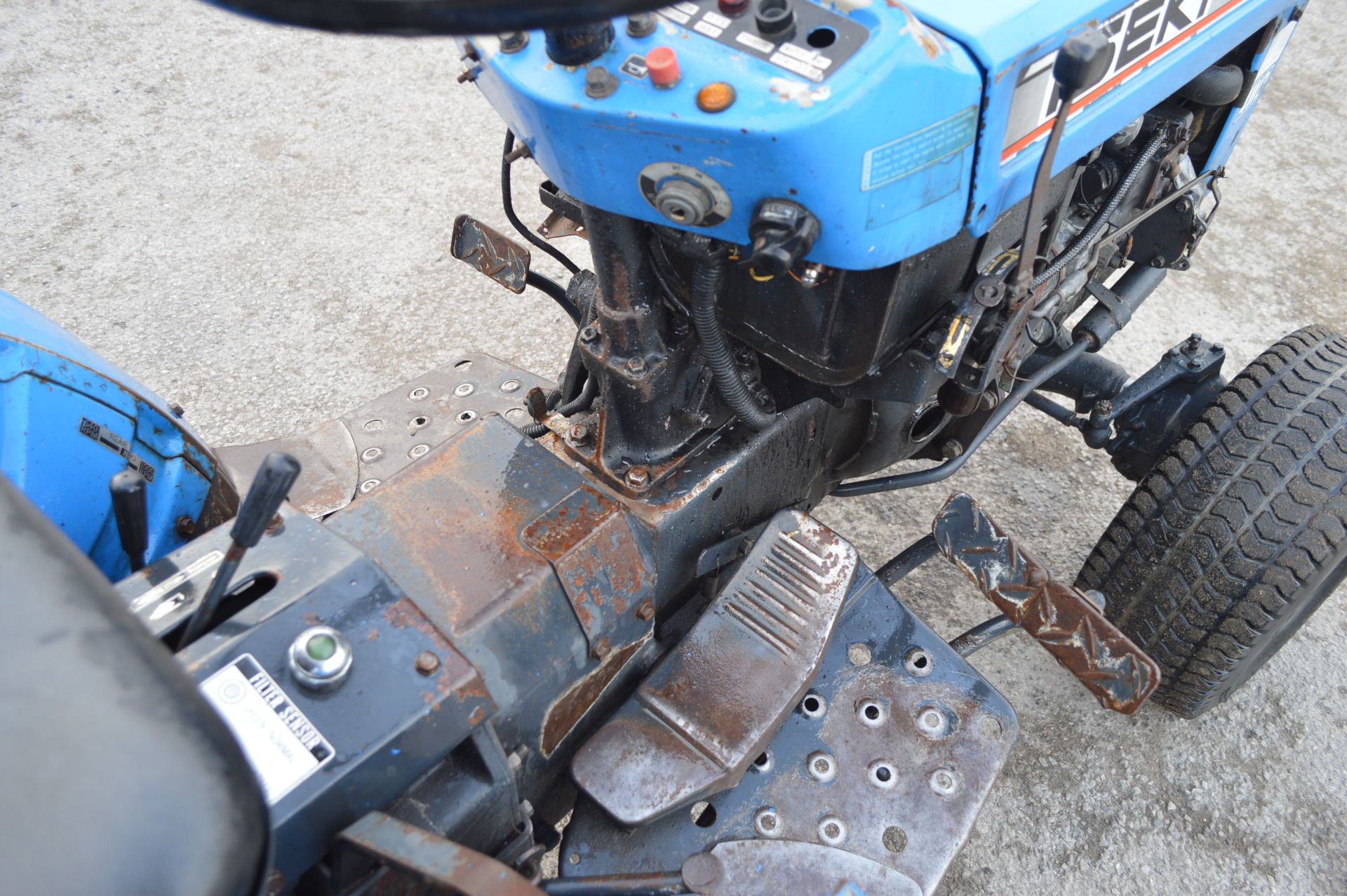 ISEKI 2160 TRACTOR, 4WD, PTO, TOW BAR AND MITSUBISHI 3 CYLINDER ENGINE *PLUS VAT* - Image 11 of 17