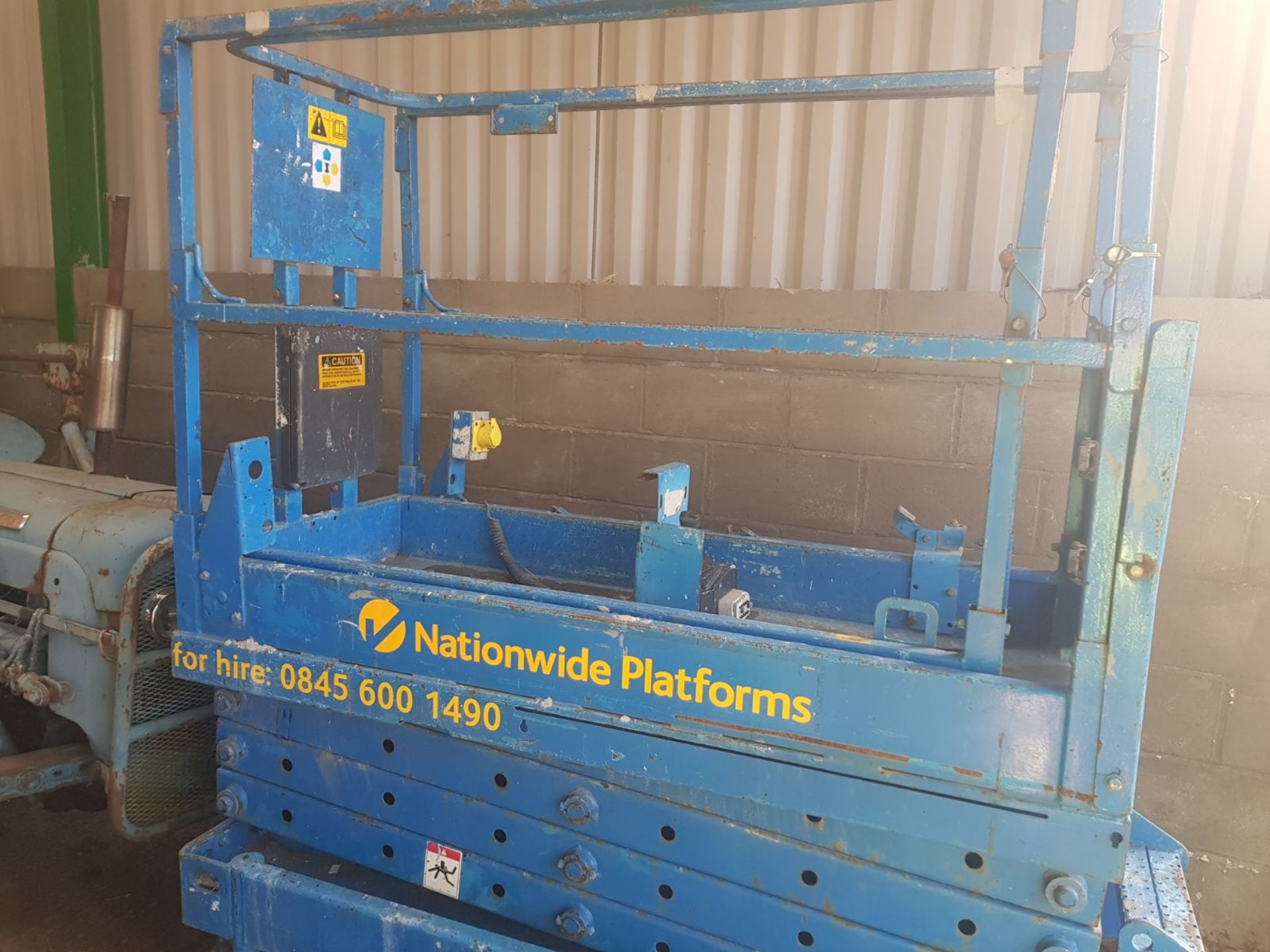 GENIE SCISSOR LIFT, SHOWING 460 HOURS, STARTS AND RUNS *PLUS VAT*