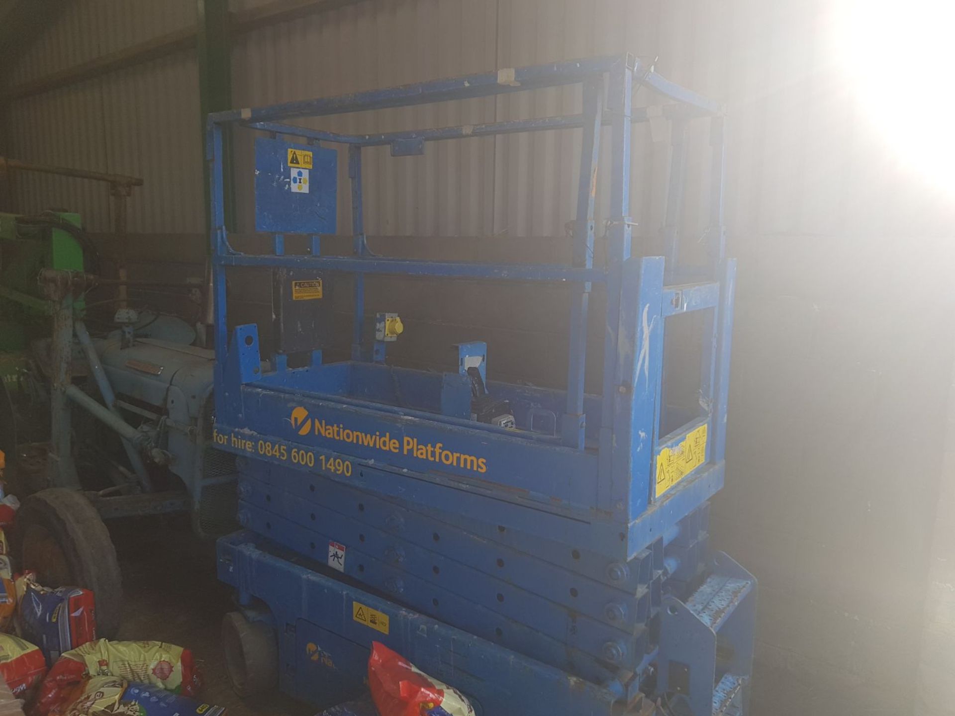 GENIE SCISSOR LIFT, SHOWING 460 HOURS, STARTS AND RUNS *PLUS VAT* - Image 4 of 5