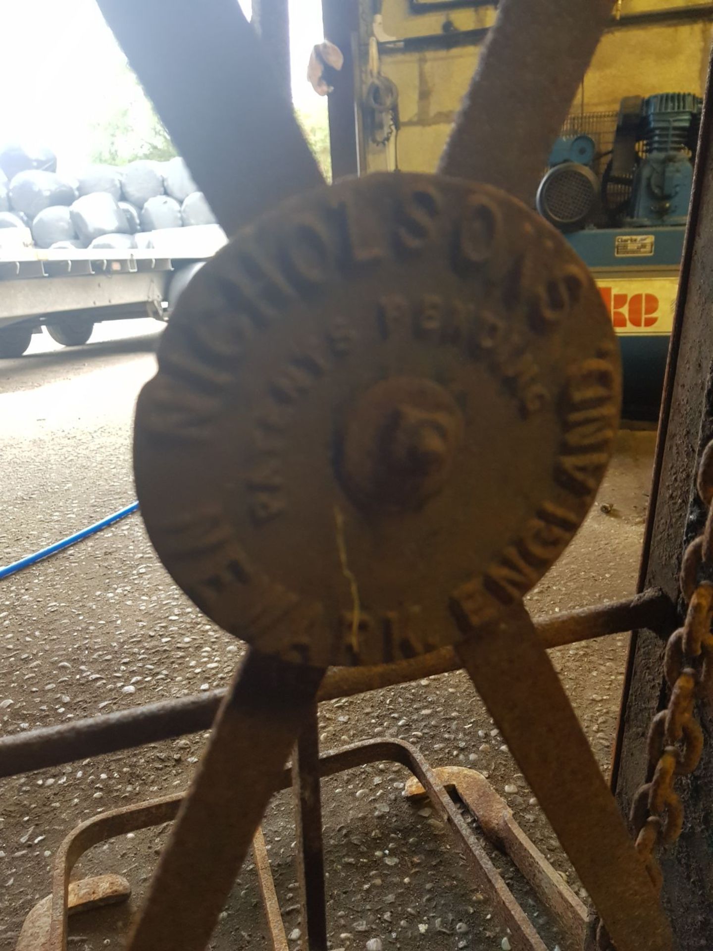 VINTAGE SACK LIFTER IN WORKING ORDER *NO VAT* - Image 2 of 3