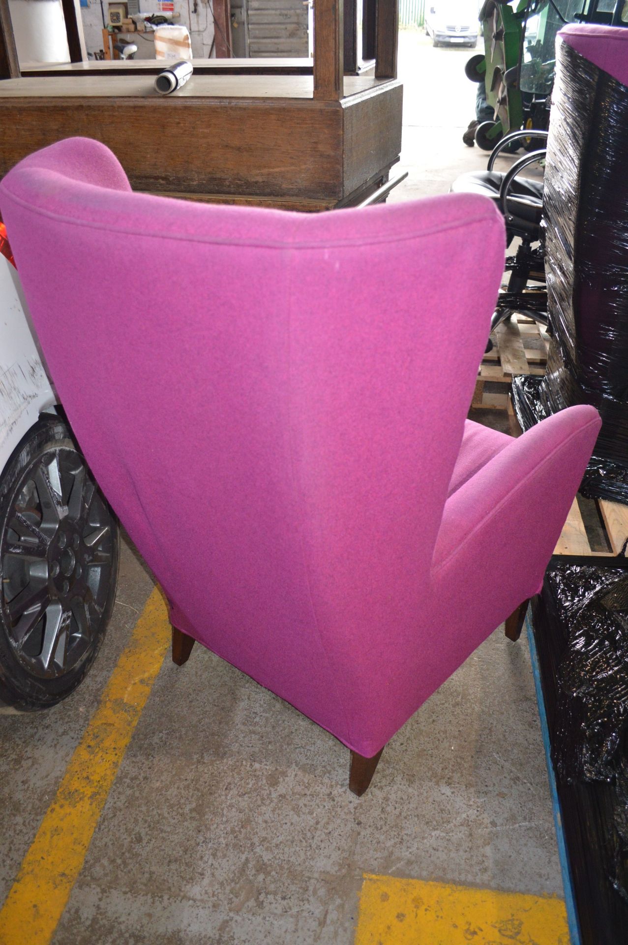 X1 LARGE HIGH BACK BLUE CLOTH CHAIR & X1 LARGE HIGH BACK PINK CLOTH CHAIR *NO VAT* - Image 6 of 8