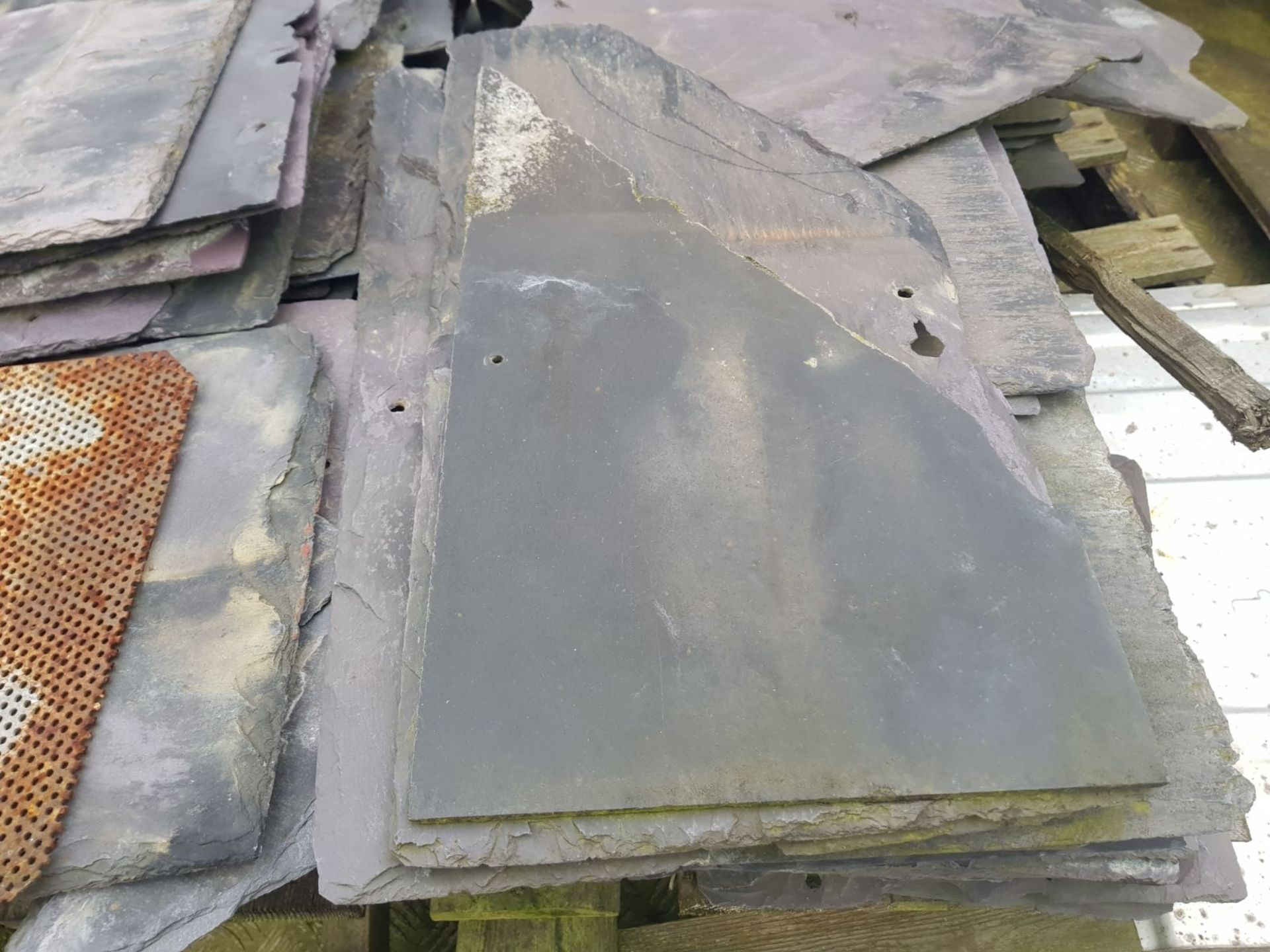 PALLET OF LARGE AND SMALL SLATE, APPROX 200 TILES IN TOTAL *NO VAT* - Image 5 of 6