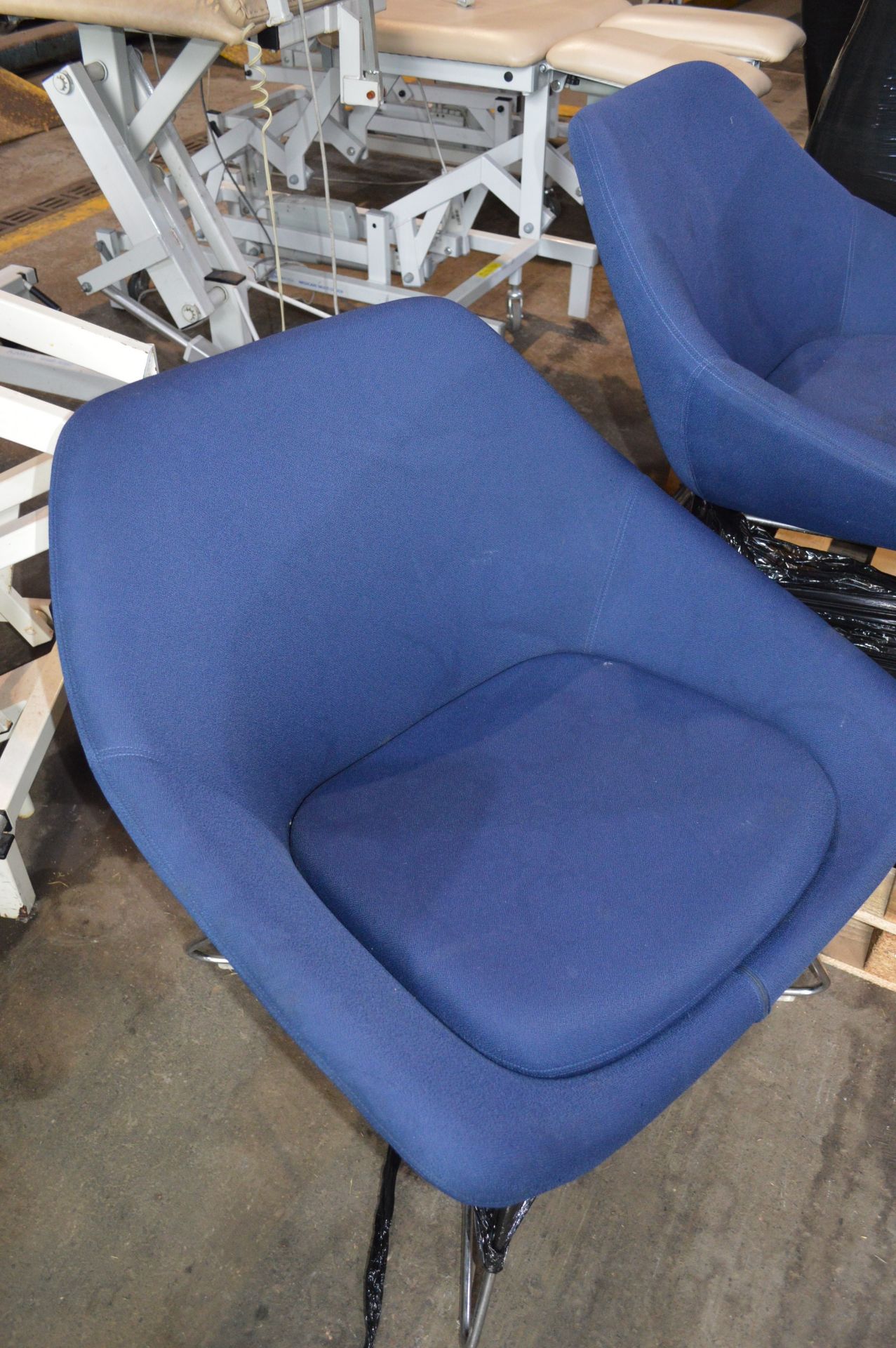 X1 BLACK LEATHER OFFICE CHAIR WITH BACK SUPPORT & X2 BLUE CLOTH OFFICE CHAIRS *NO VAT* - Image 2 of 3