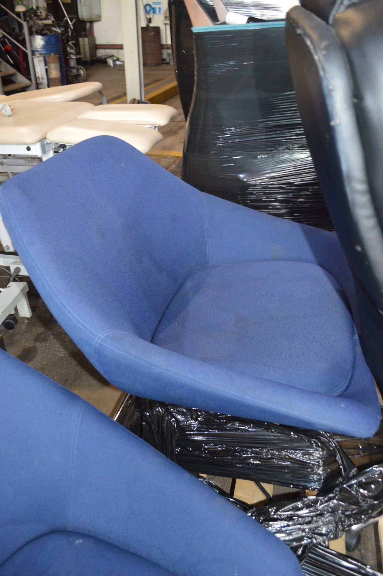 X1 BLACK LEATHER OFFICE CHAIR WITH BACK SUPPORT & X2 BLUE CLOTH OFFICE CHAIRS *NO VAT* - Image 3 of 3