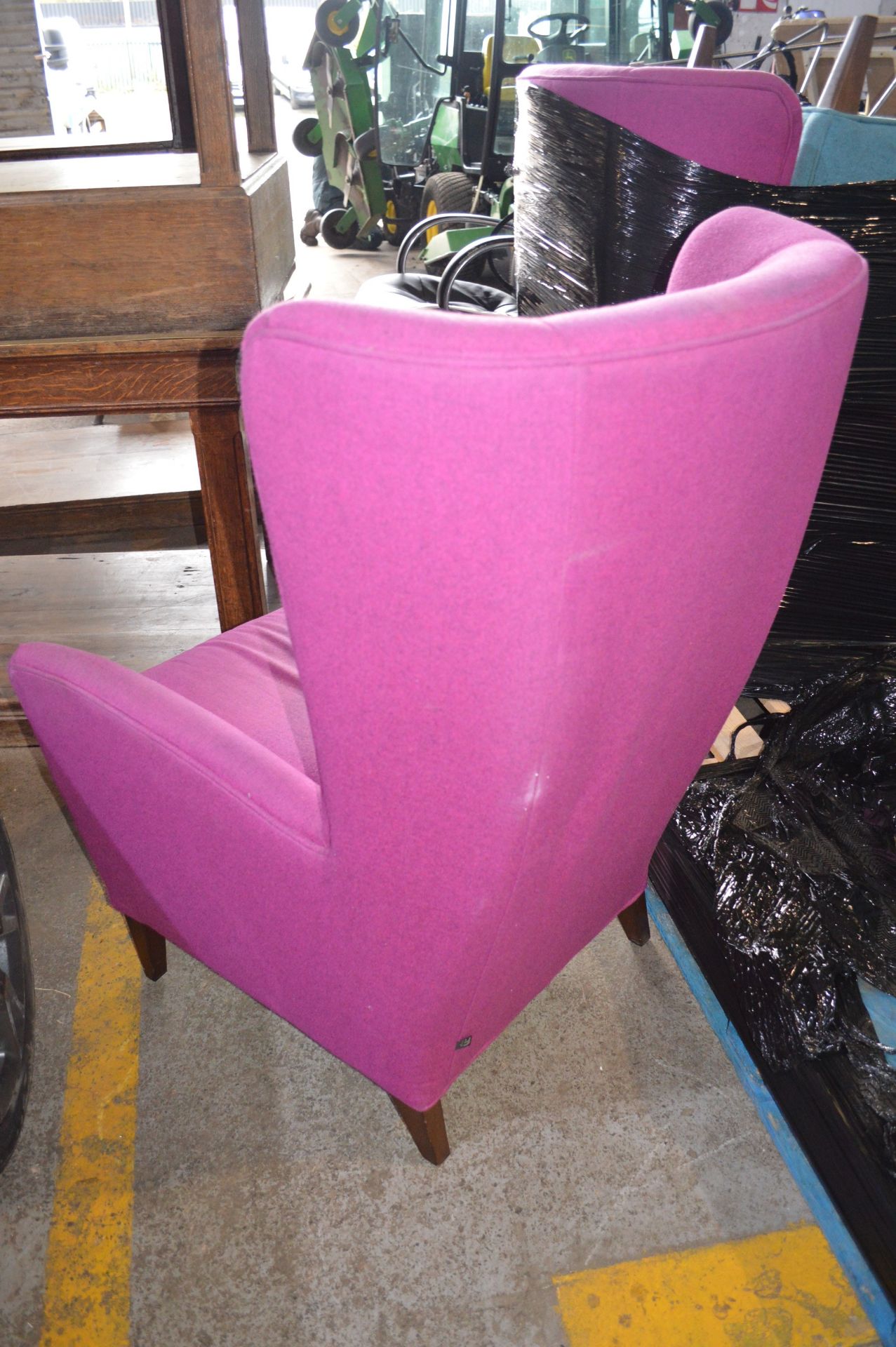 X1 LARGE HIGH BACK BLUE CLOTH CHAIR & X1 LARGE HIGH BACK PINK CLOTH CHAIR *NO VAT* - Image 7 of 8