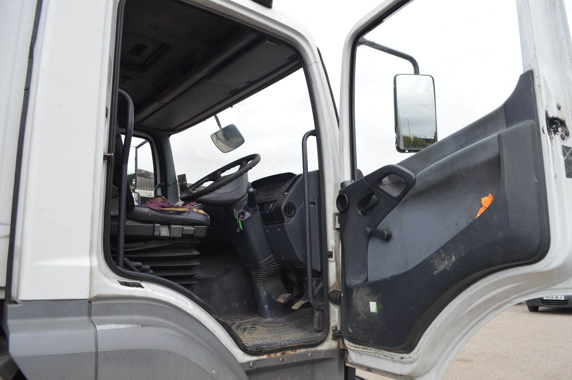 2003/53 REG MERCEDES ATEGO 26 TONNE FLAT BED RIGID LORRY WITH 2.5 TONNE MOFFETT *PLUS VAT* - Image 11 of 20