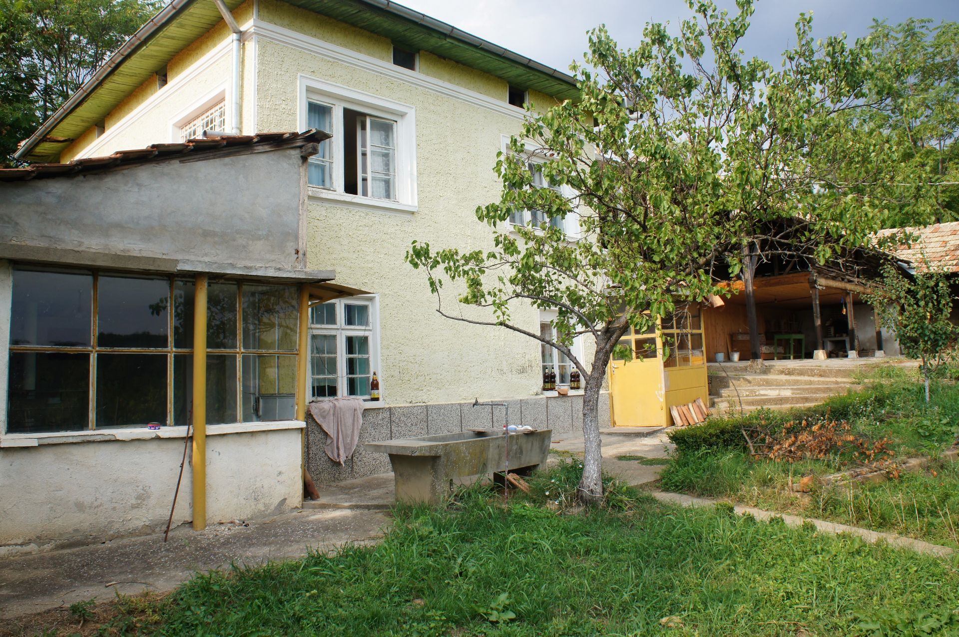 FREEHOLD 3 BEDROOM PROPERTY AND LAND IN BULGARIA - Image 8 of 23