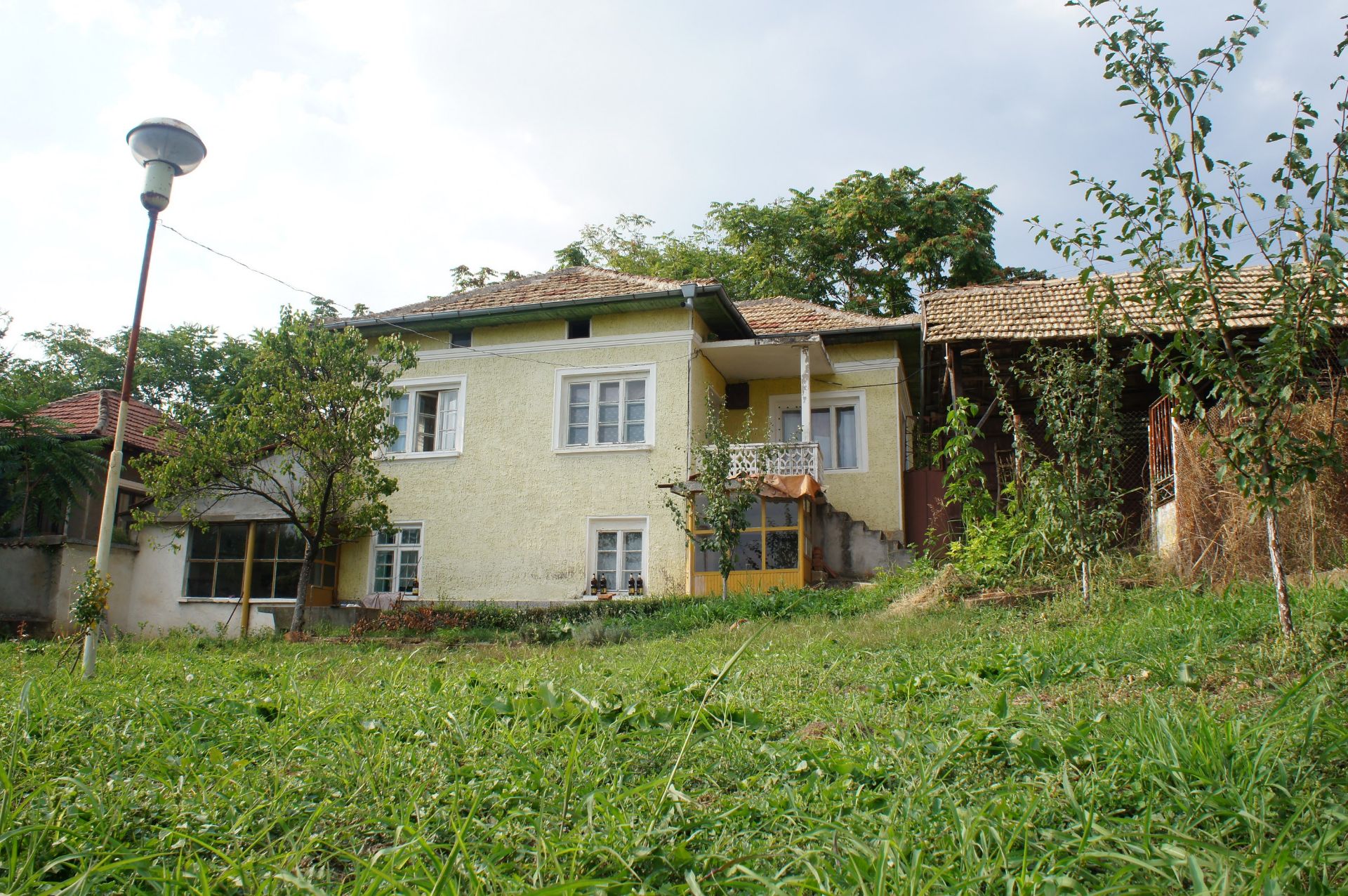 FREEHOLD 3 BEDROOM PROPERTY AND LAND IN BULGARIA - Image 5 of 23