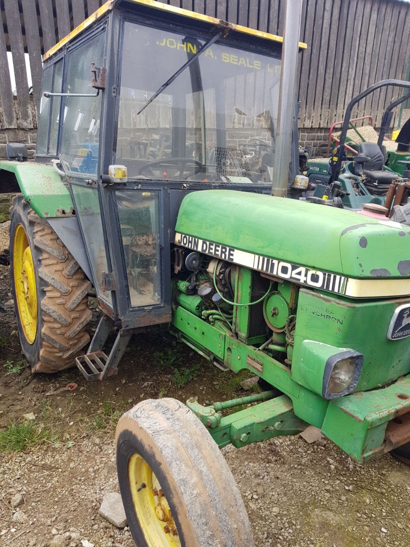 JOHN DEERE 1040 TRACTOR, SHOWING 3,468 HOURS (UNVERIFIED) *PLUS VAT*