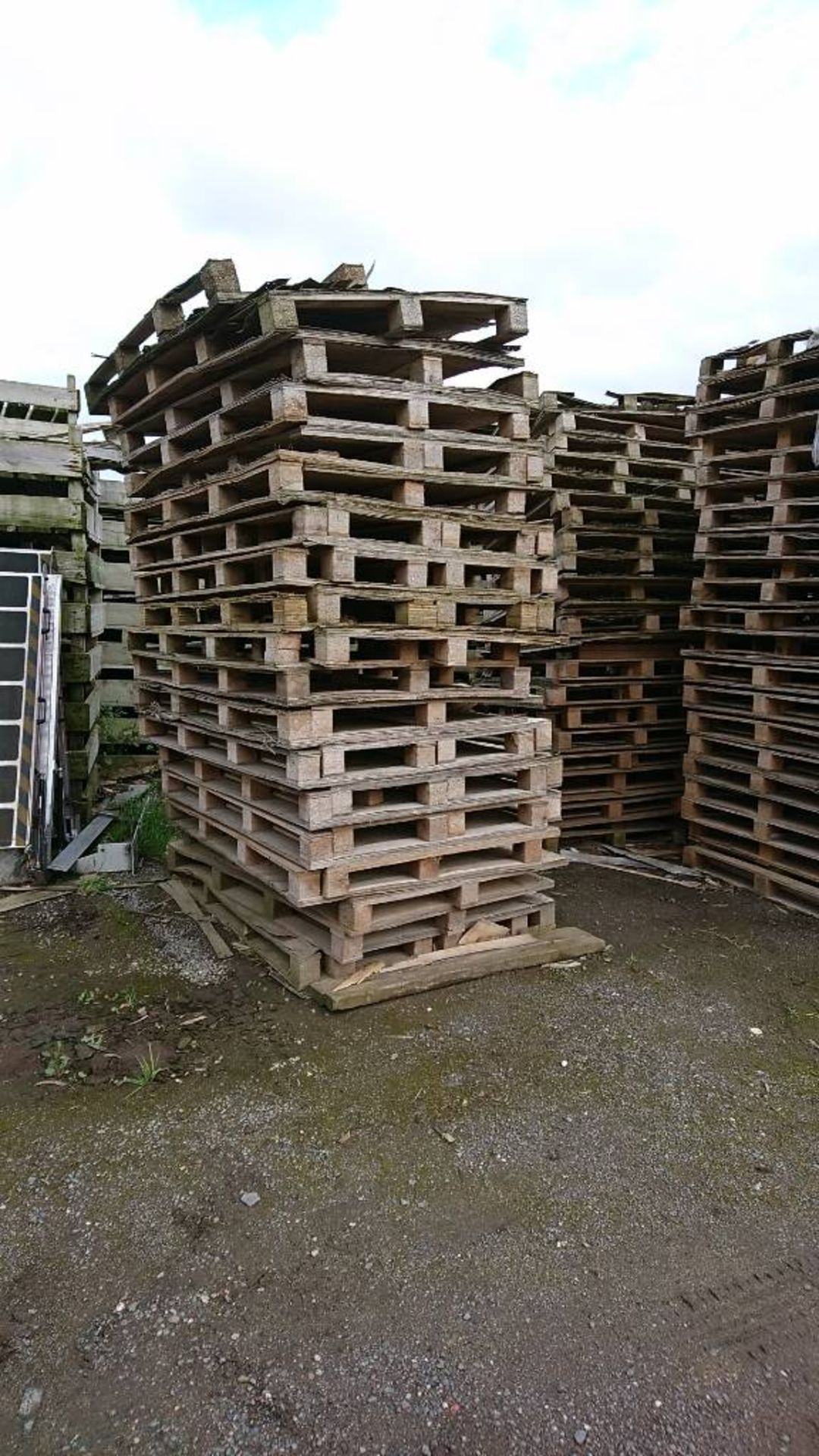PLY TOP PALLETS 400 IN TOTAL - NO RESERVE - TO CLEAR