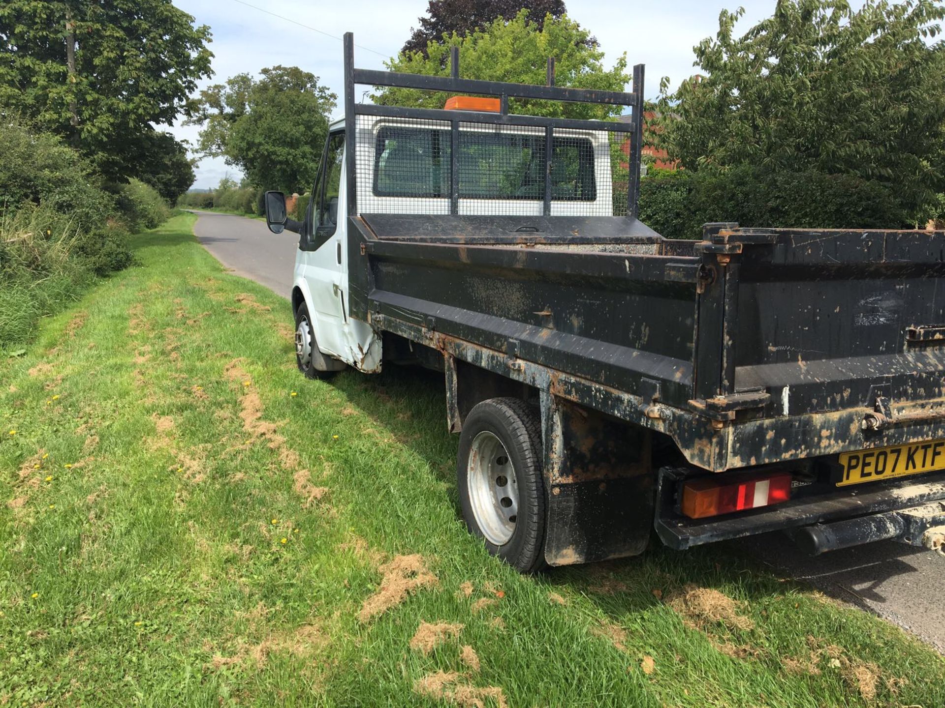 2007/07 REG FORD TRANSIT 100 T350M RWD TIPPER, SHOWING 1 FORMER KEEPER *NO VAT* - Image 4 of 11