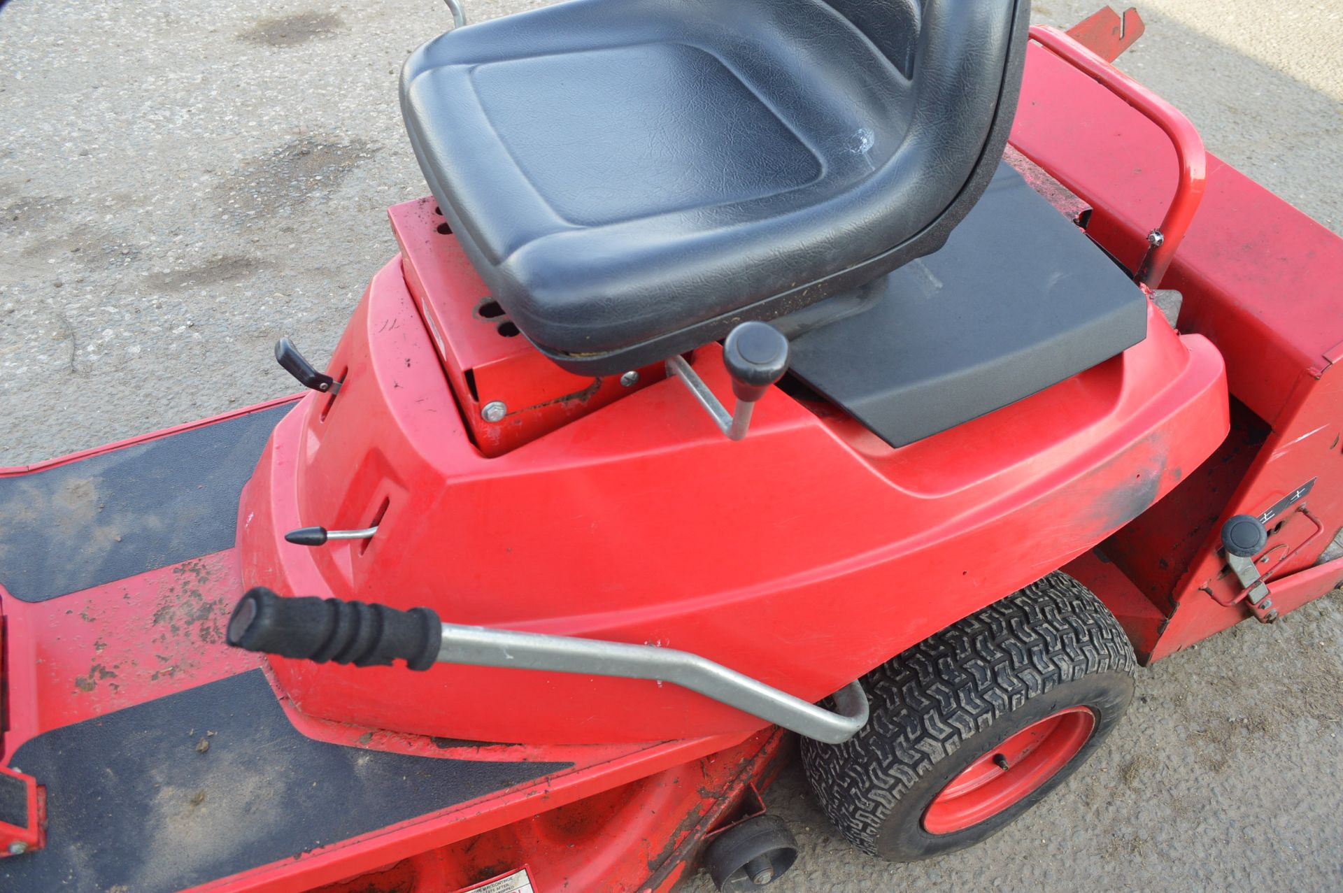 COUNTAX 30 RIDE-ON LAWN MOWER, KEYS PRESENT, STARTS RUNS & CUTS *NO VAT* - Image 8 of 11