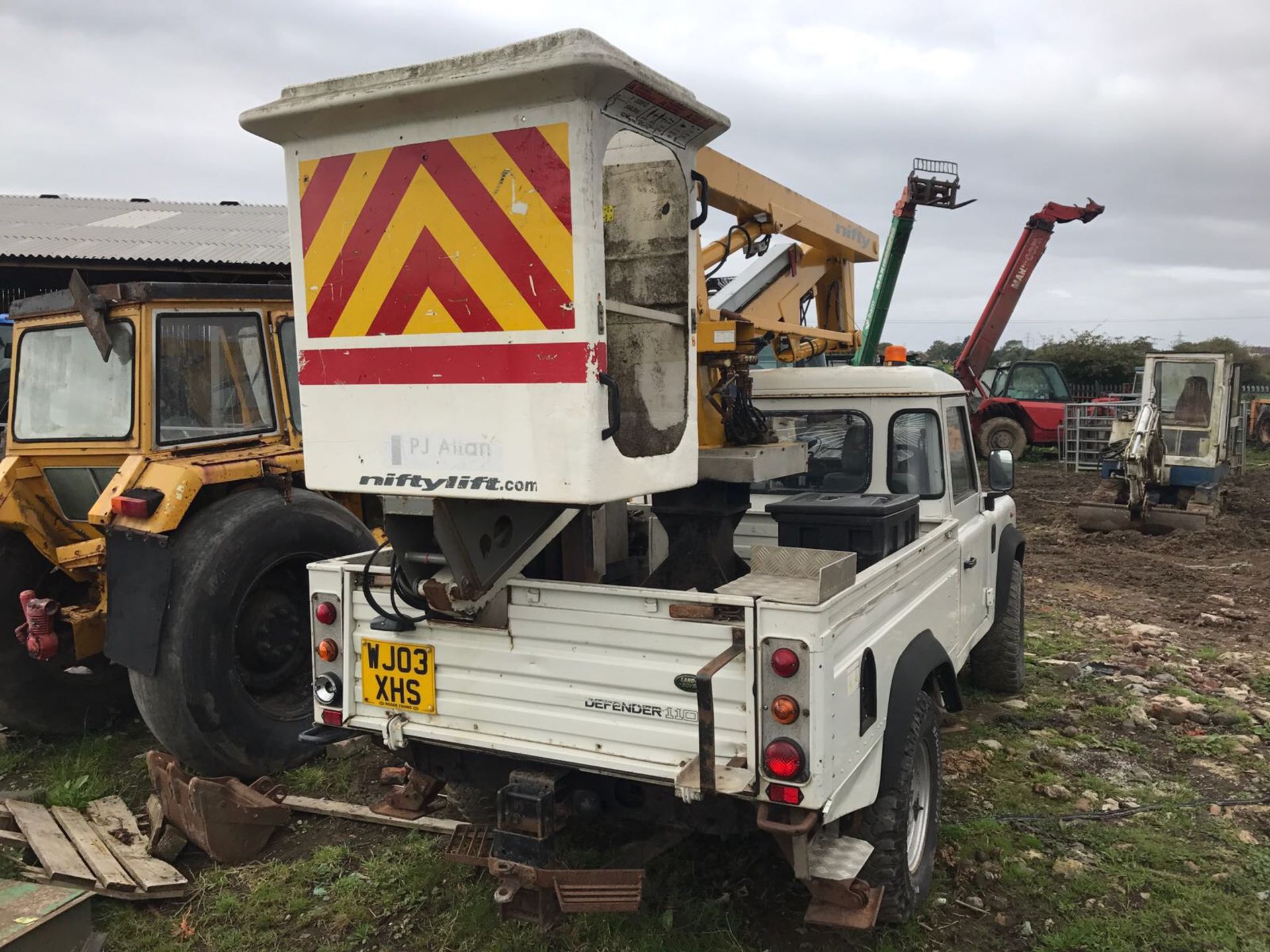 2003/03 REG WHITE LAND ROVER DEFENDER 110 4X4 TD5 WITH NIFTY LIFT CHERRY PICKER *PLUS VAT* - Image 4 of 5