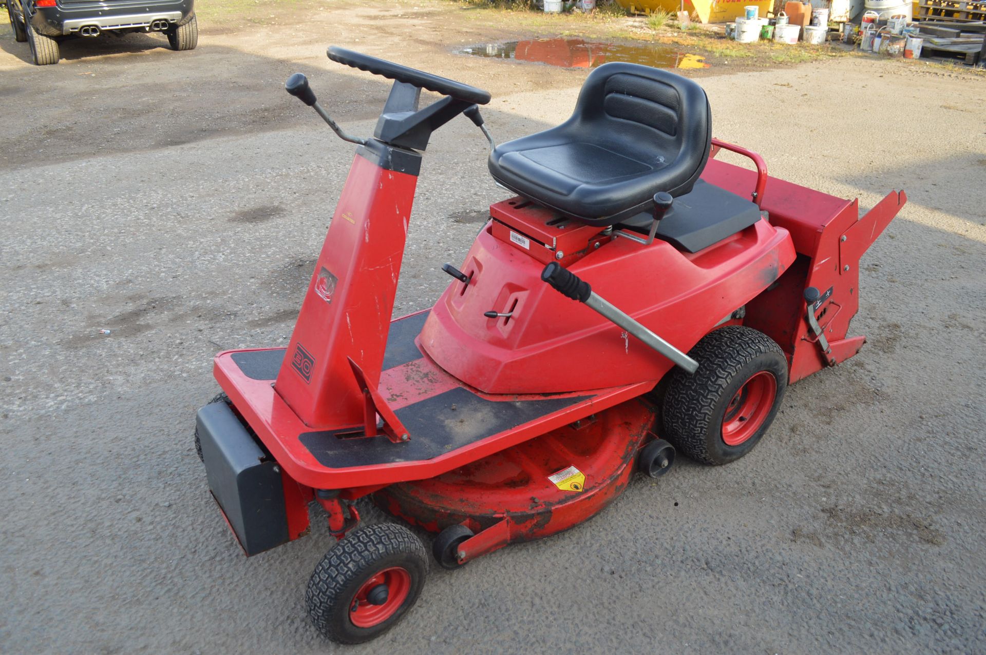 COUNTAX 30 RIDE-ON LAWN MOWER, KEYS PRESENT, STARTS RUNS & CUTS *NO VAT* - Image 3 of 11