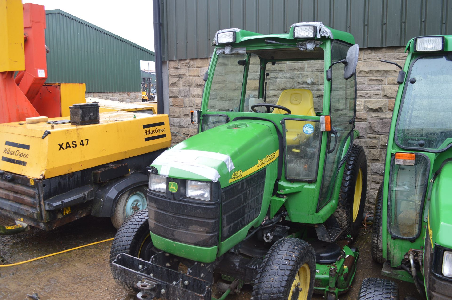 YEAR UNKNOWN JOHN DEERE 4310 4WD RIDE ON MOWER WITH CAB *PLUS VAT* - Image 2 of 10