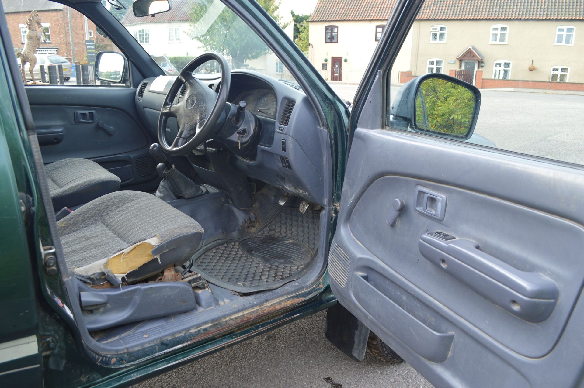 2003/03 REG TOYOTA HILUX D-4D EX 270 PICK-UP, SHOWING 1 OWNER, 2.5 DIESEL - Image 11 of 17