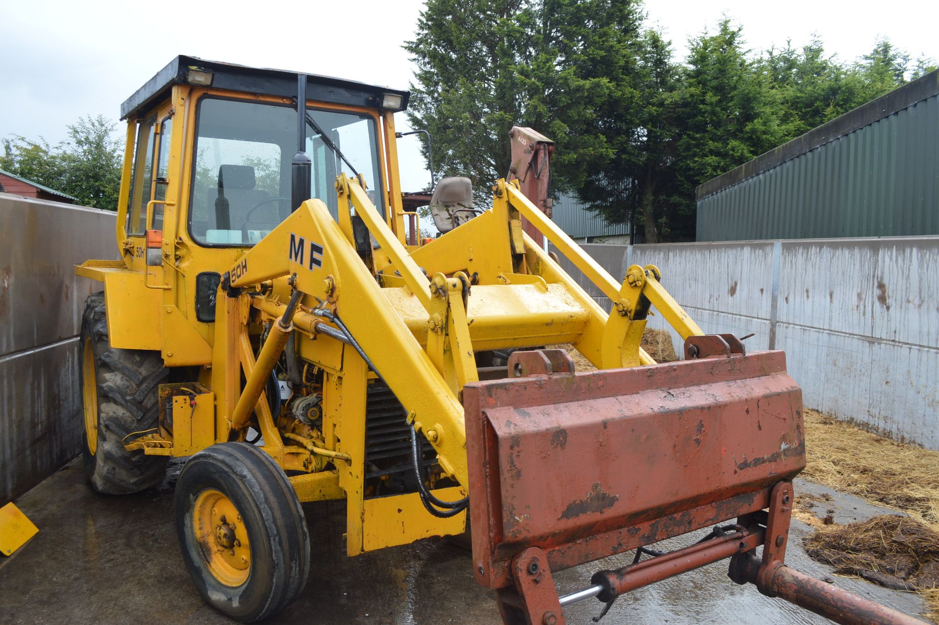 MASSEY FERGUSON 50H TRACTOR WITH BALE SQUEEZE ATTACHMENT *PLUS VAT* - Image 3 of 6