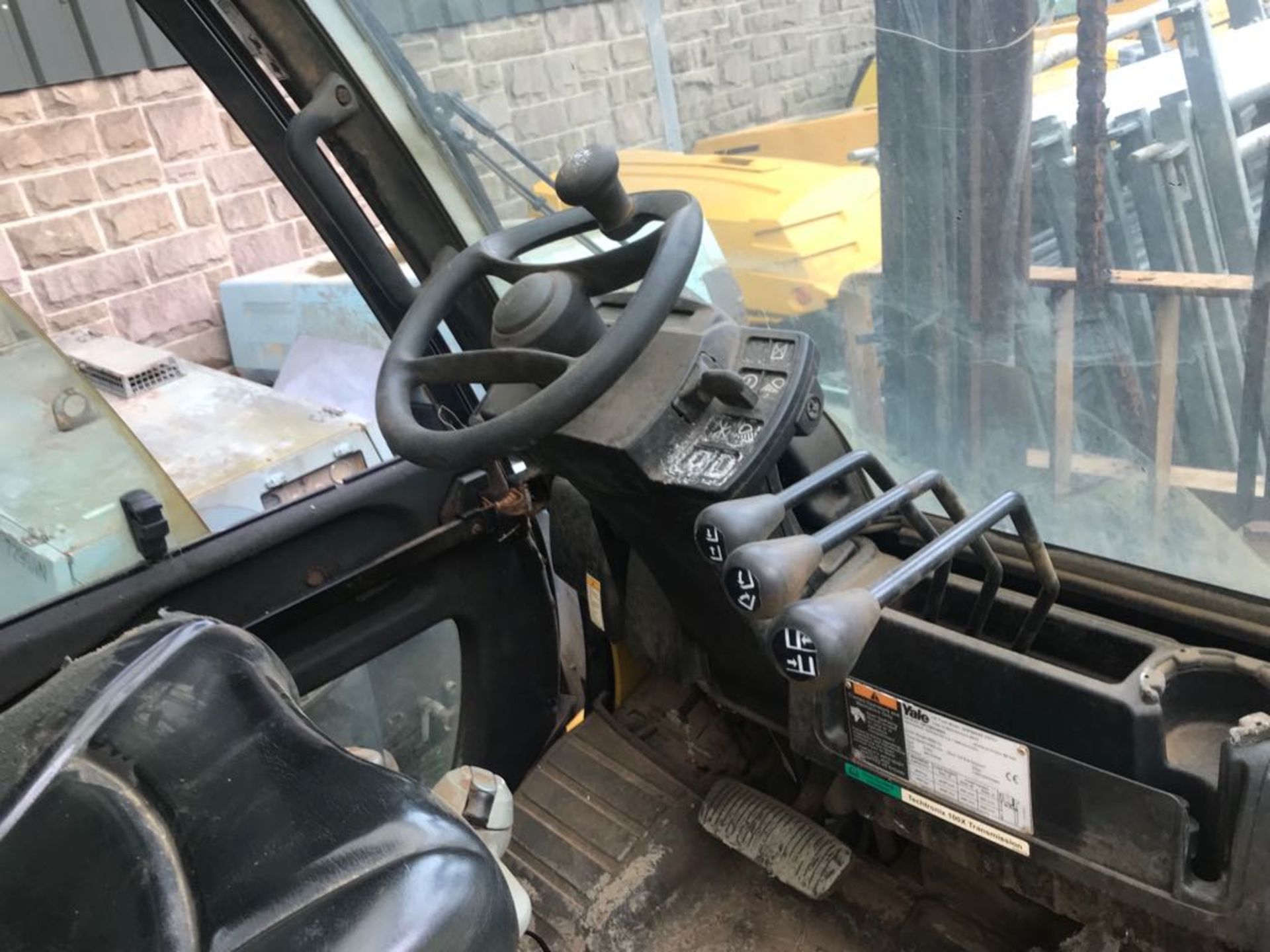 2012 YALE VERACITOR 40 VX FORKLIFT, STARTS BUT BRAKES ARE STUCK ON *PLUS VAT* - Image 4 of 6