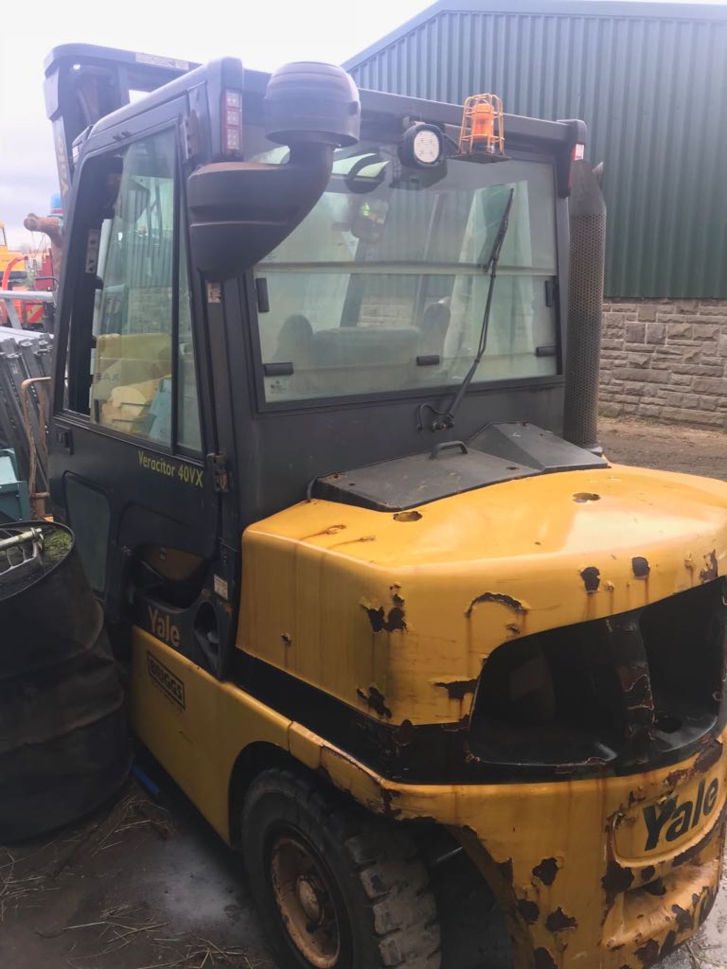 2012 YALE VERACITOR 40 VX FORKLIFT, STARTS BUT BRAKES ARE STUCK ON *PLUS VAT* - Image 2 of 6