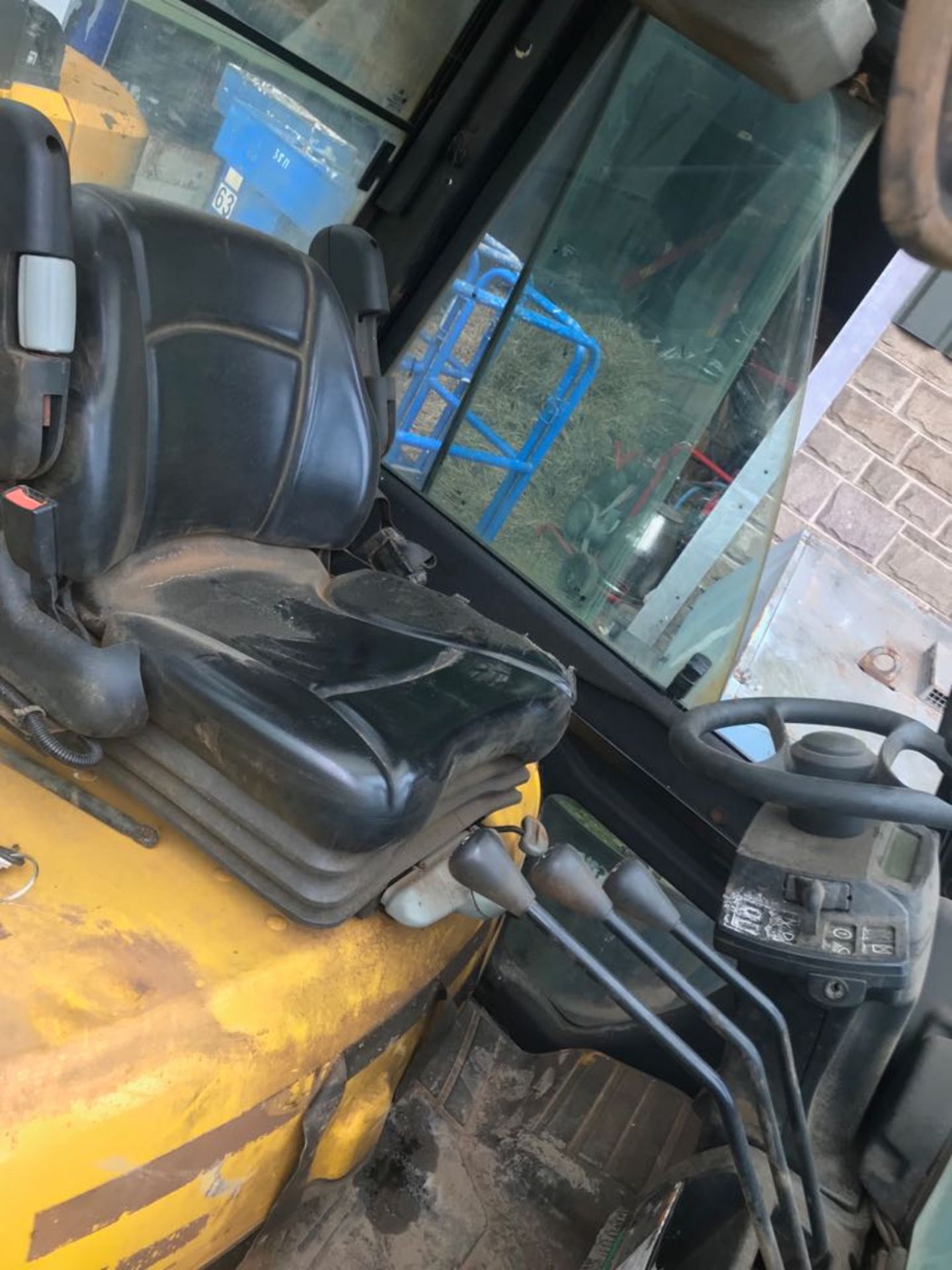 2012 YALE VERACITOR 40 VX FORKLIFT, STARTS BUT BRAKES ARE STUCK ON *PLUS VAT* - Image 5 of 6