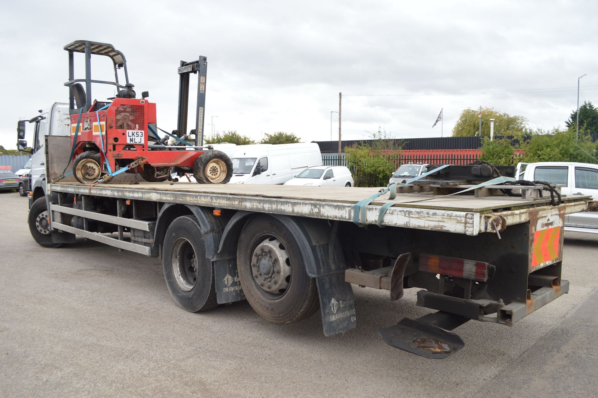 2003/53 REG MERCEDES ATEGO 26 TONNE FLAT BED RIGID LORRY WITH 2.5 TONNE MOFFETT *PLUS VAT* - Image 4 of 20