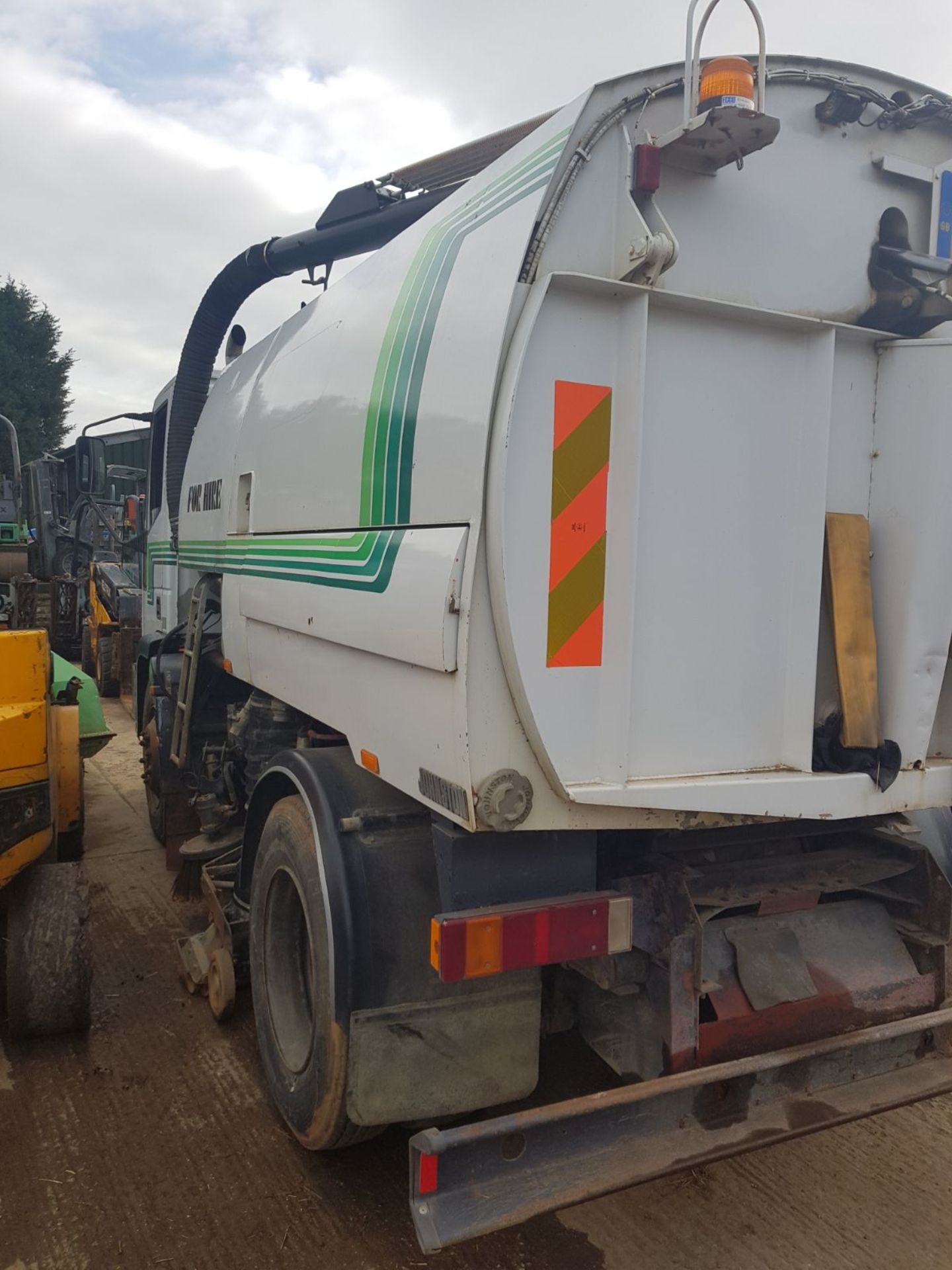 2002/02 REG IVECO-FORD CARGO TECTOR DIESEL ROAD SWEEPER, SHOWING 1 FORMER KEEPER *PLUS VAT* - Image 4 of 8