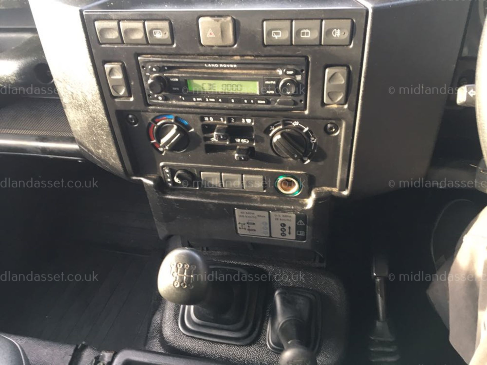 2009/09 REG LAND ROVER DEFENDER - Image 13 of 15