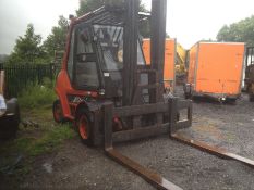 DS - 2004 LINDE 8 TONNE FORKTRUCK   YEAR OF MANUFACTURE: 2004 FULL CAB RUNS WELL  DIESEL  SHOWING
