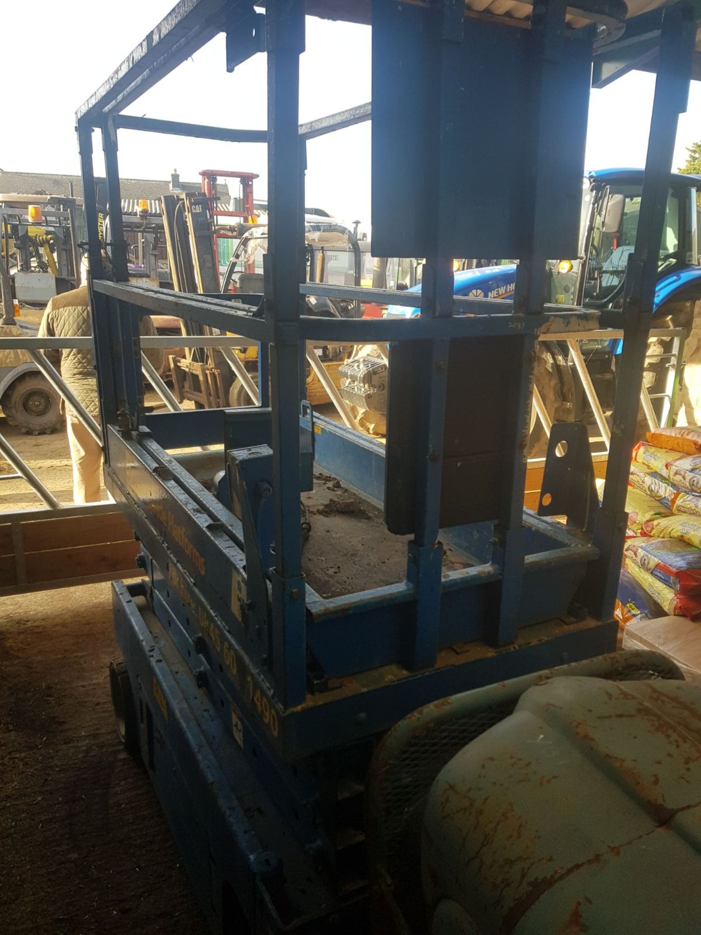 GENIE SCISSOR LIFT, SHOWING 460 HOURS, STARTS AND RUNS *PLUS VAT* - Image 3 of 5