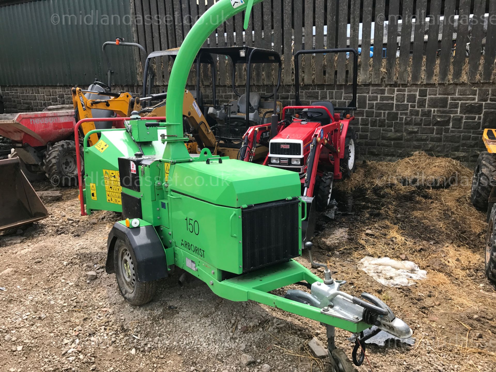 FAB CONDITION GREENMACH 150 ARBORIST WOODCHIPPER - TOWABLE - LIKE NEW CONDITION  VERY LOW HOURS - - Image 2 of 4