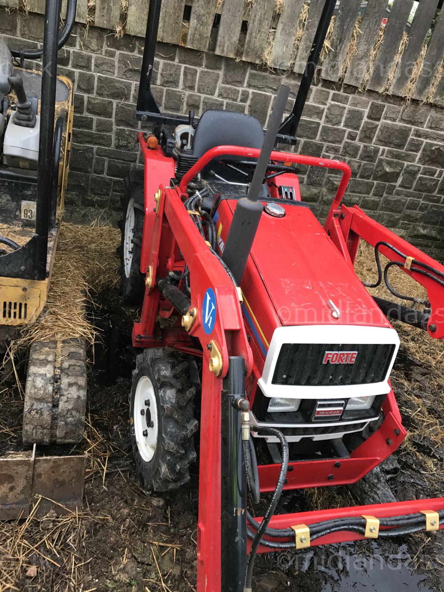 DS - YANMAR FORTE F16D TRACTOR   FITTED WITH FRONT LOADER BUCKET GOOD WORKING ORDER SHOWING 2,561 - Image 6 of 9