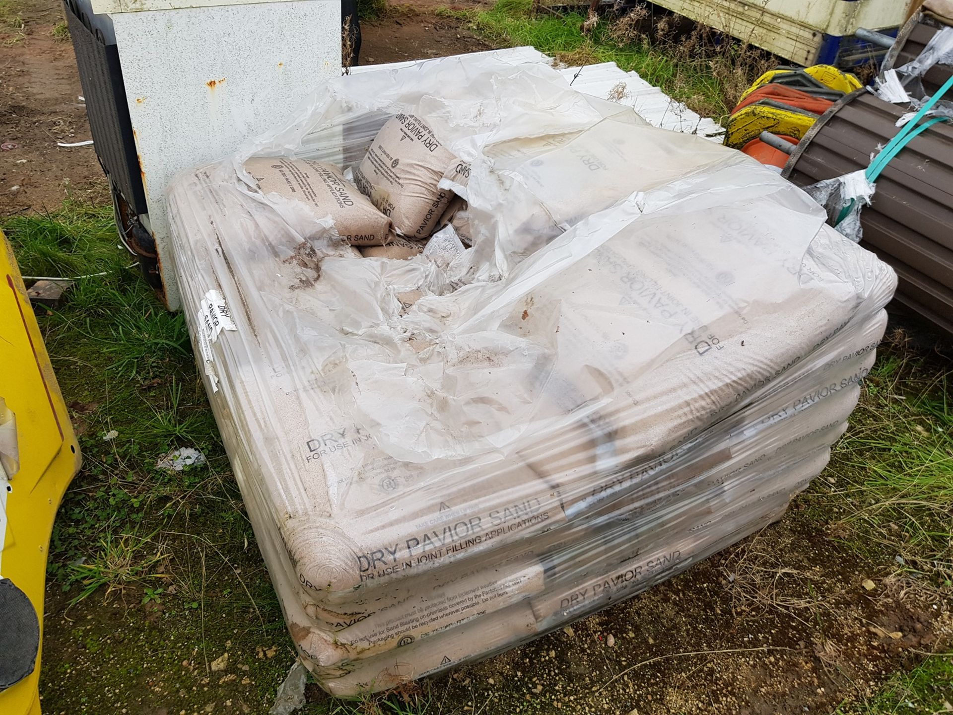 APPROX 30 BAGS OF KILN DRY PAVIOR SAND